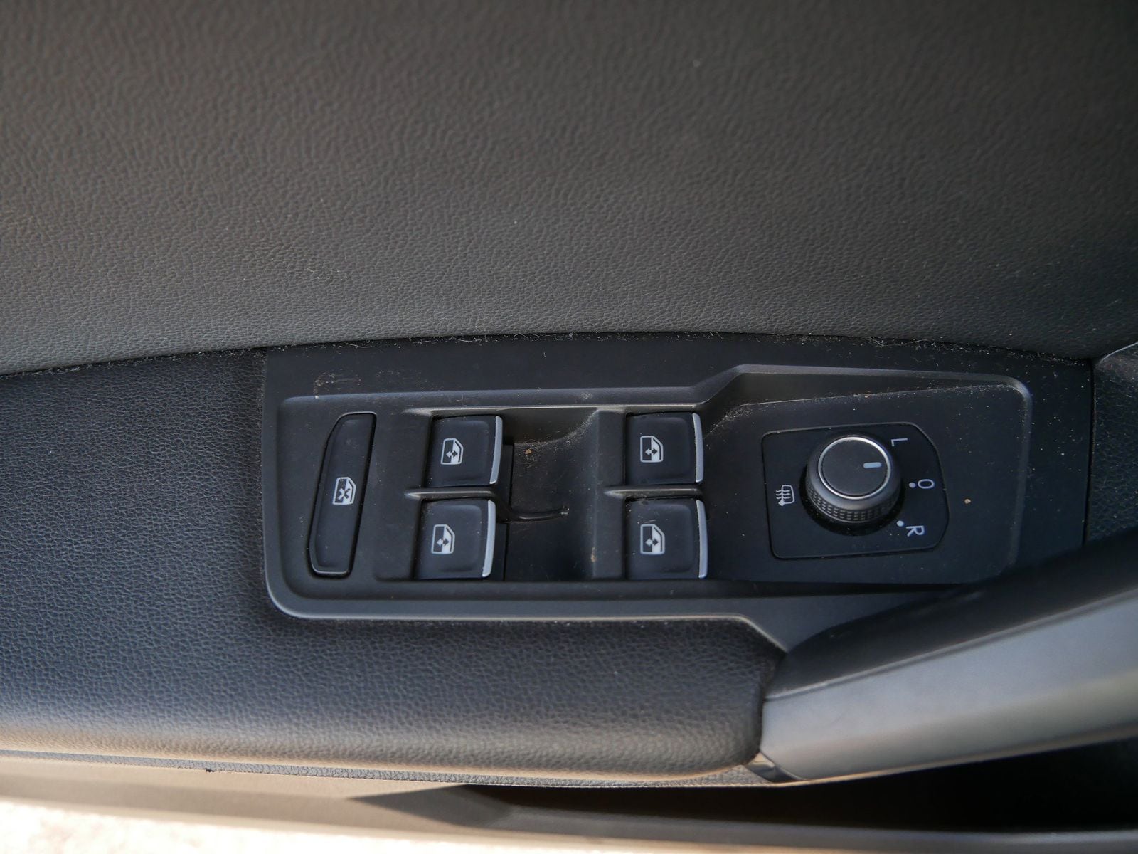 Thumbnail: 2019 Volkswagen Tiguan - 9