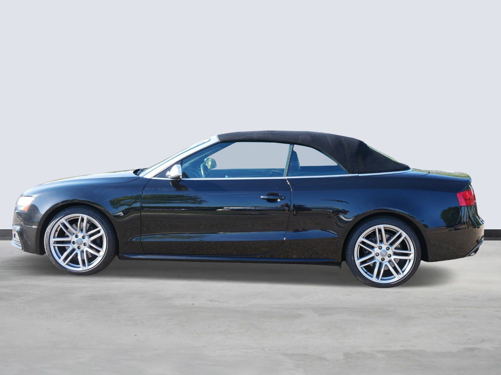 Used 2015 Audi S5 Cabriolet Premium Plus with VIN WAUCGAFH2FN004426 for sale in Saint Paul, MN