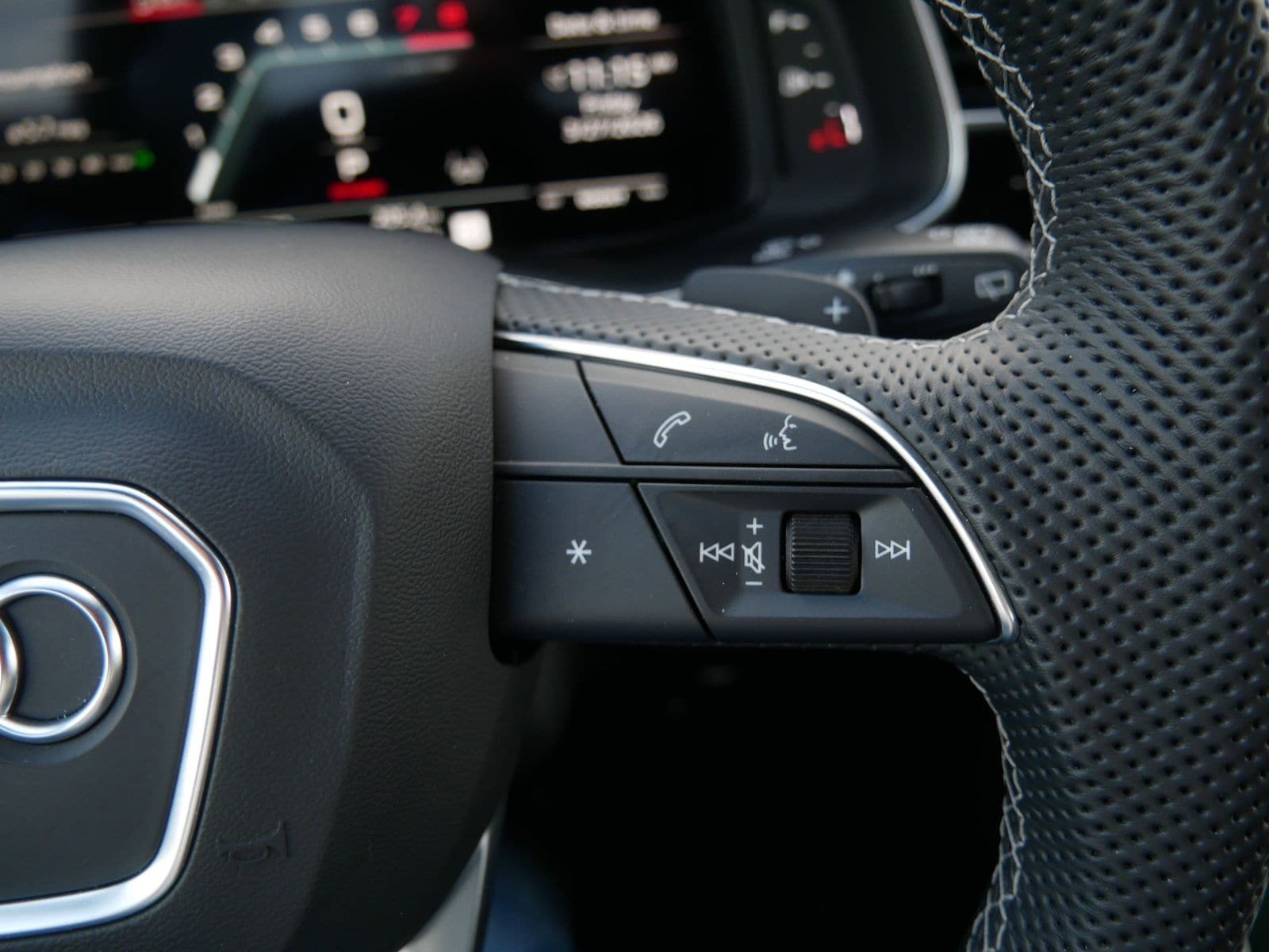 Thumbnail: 2025 Audi SQ8 - 27