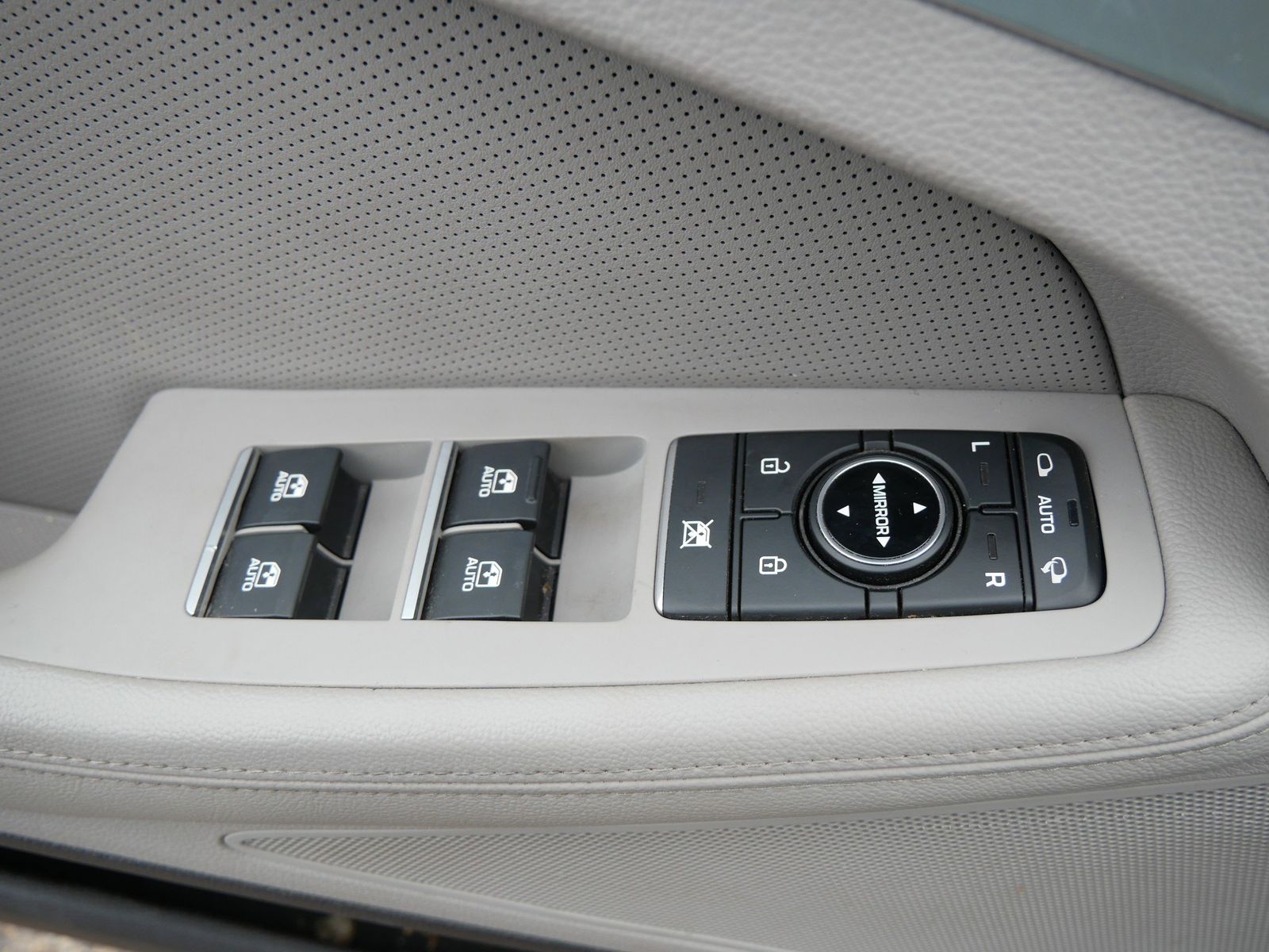 Thumbnail: 2015 Hyundai Genesis - 11