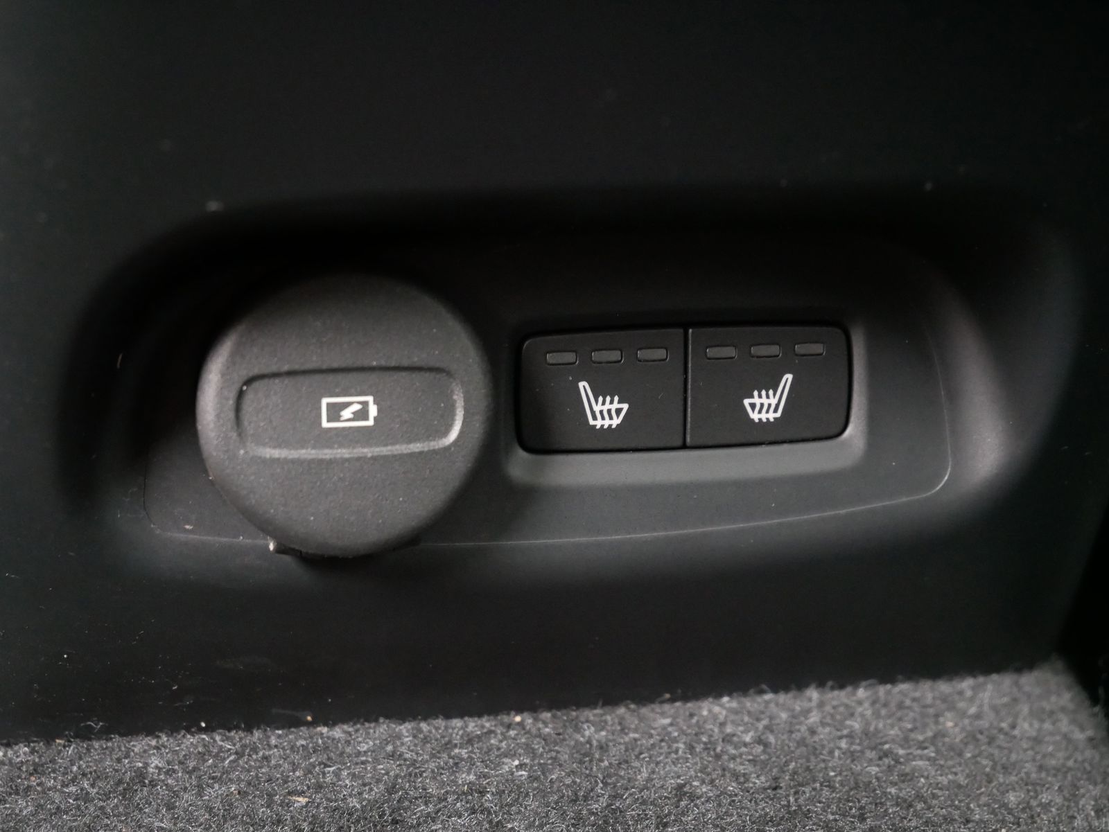Thumbnail: 2022 Volvo C40 - 15