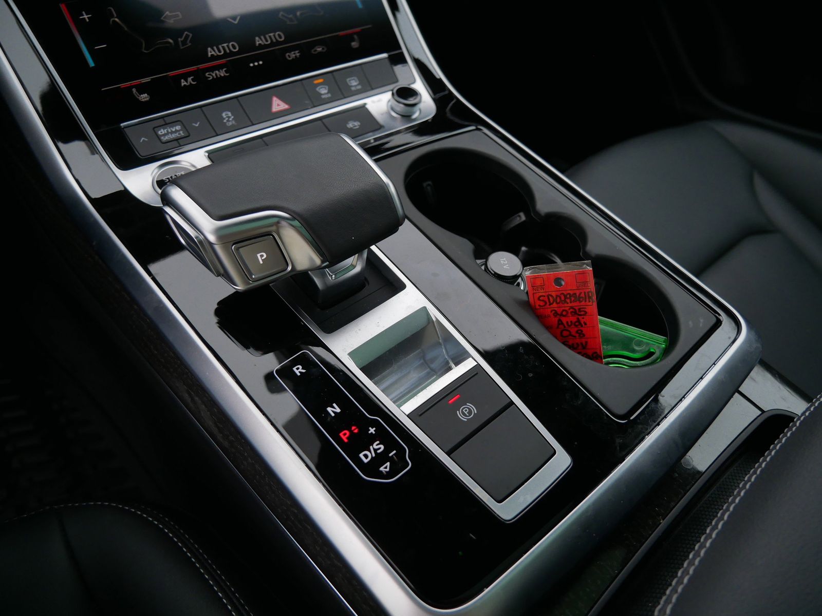 Thumbnail: 2025 Audi Q8 - 18