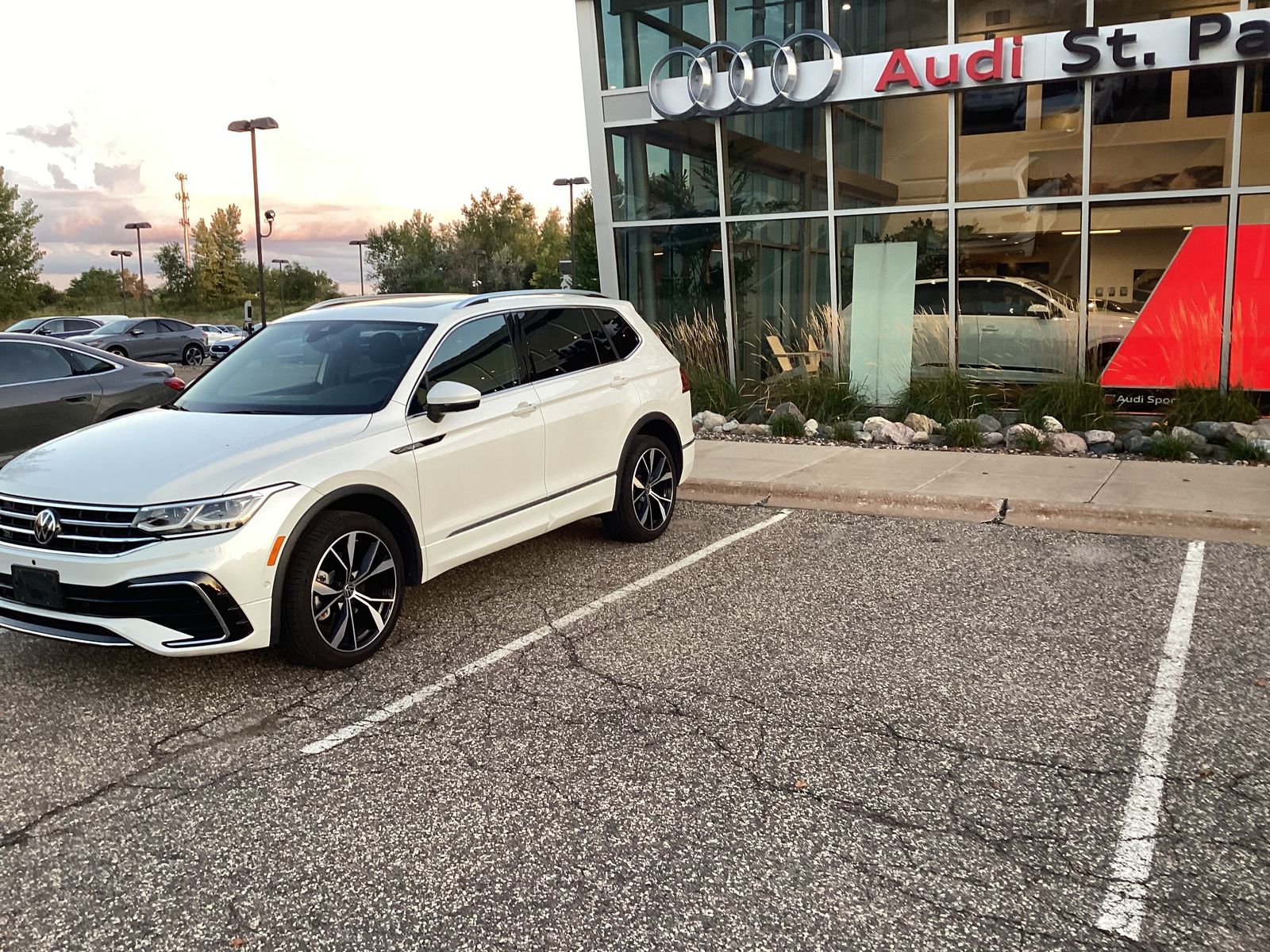 Thumbnail: 2023 Volkswagen Tiguan - 4