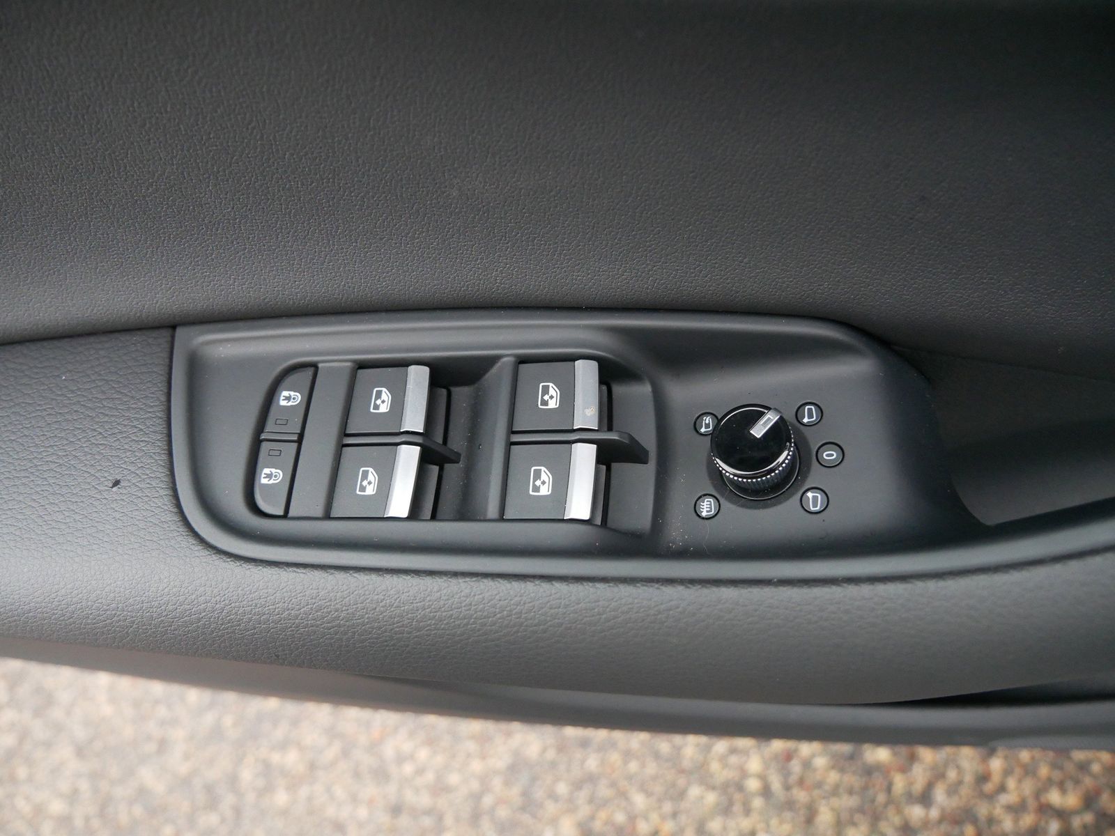 Thumbnail: 2025 Audi Q8 - 16