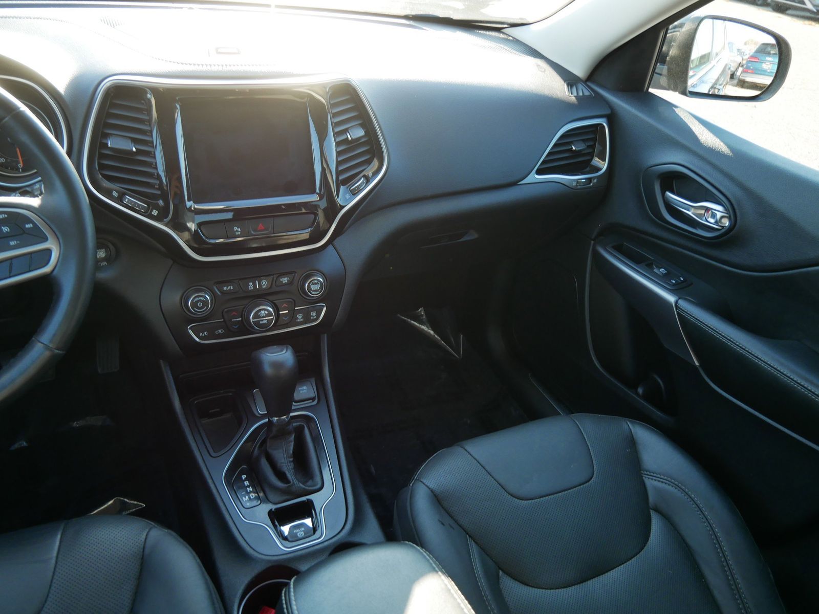 Thumbnail: 2019 Jeep Cherokee - 12