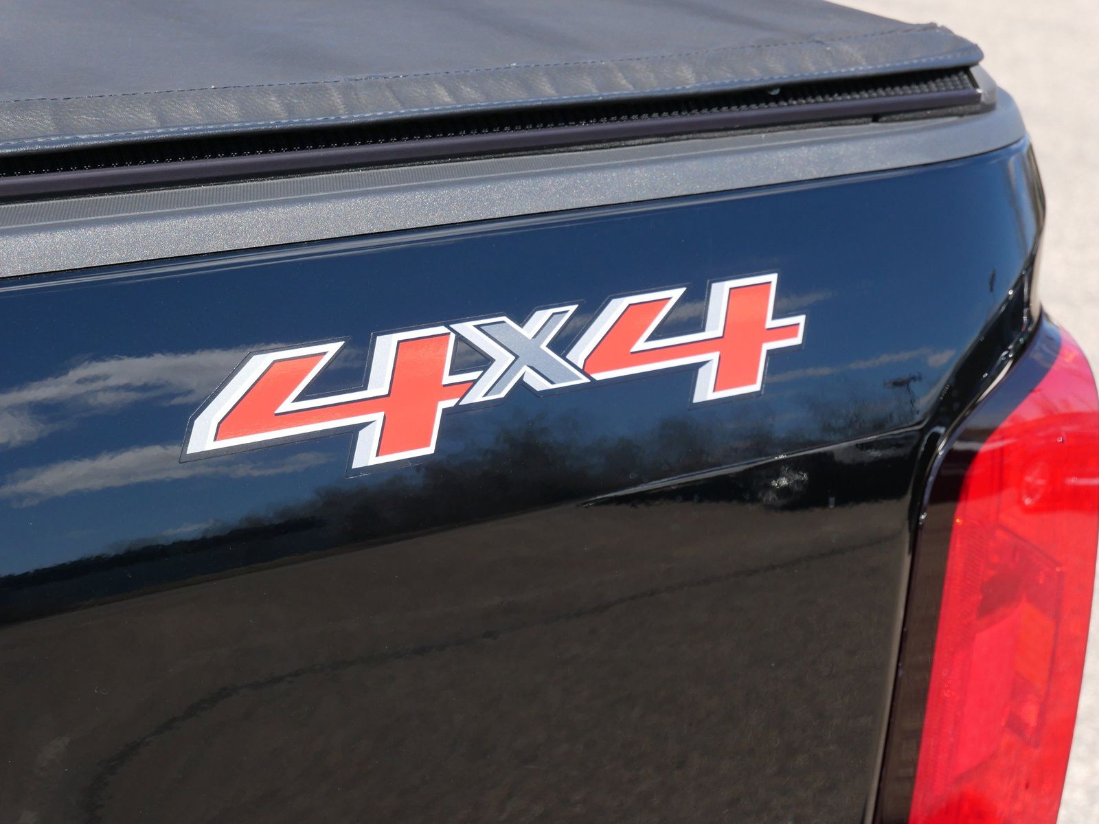 Thumbnail: 2017 Chevrolet Colorado - 9