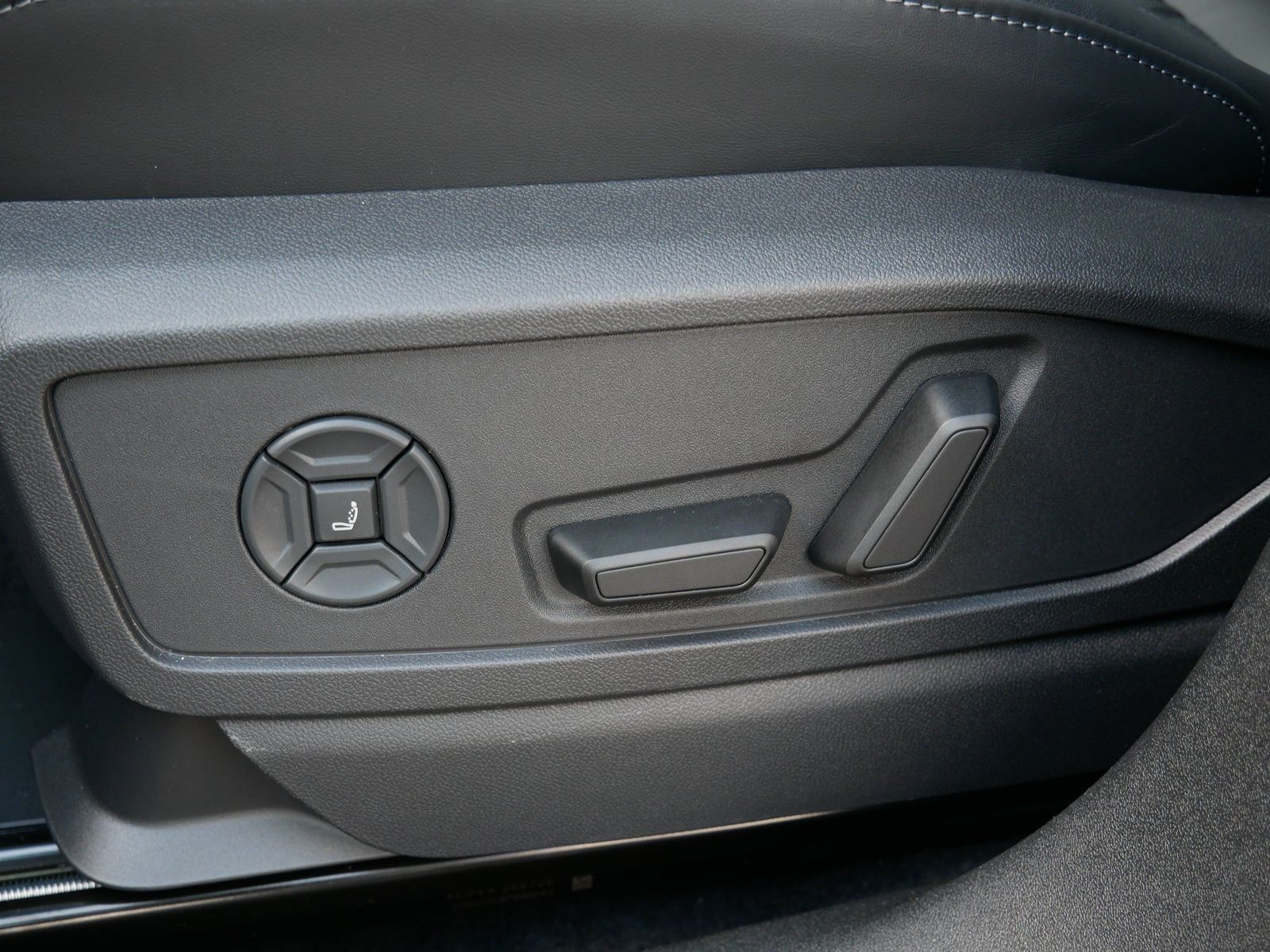 Thumbnail: 2026 Audi SQ5 - 14
