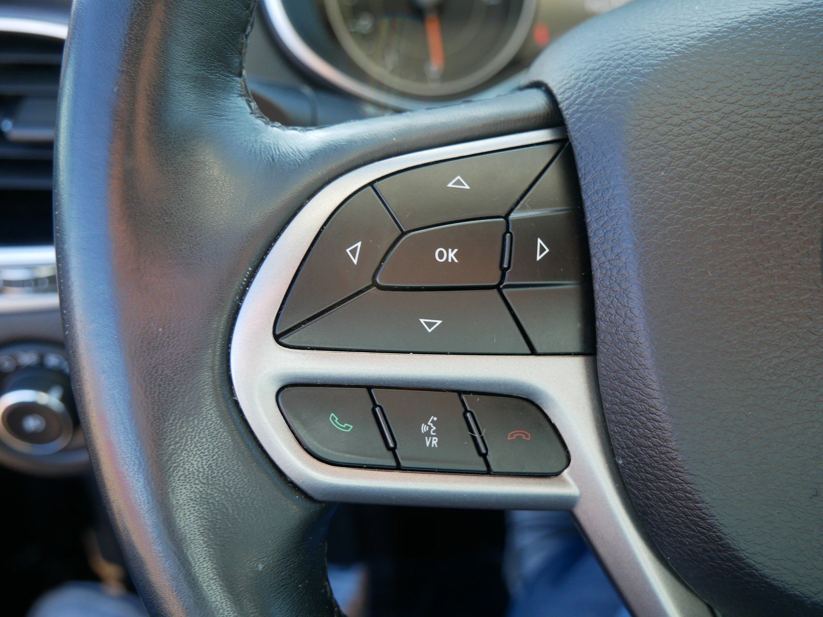 Thumbnail: 2019 Jeep Cherokee - 25