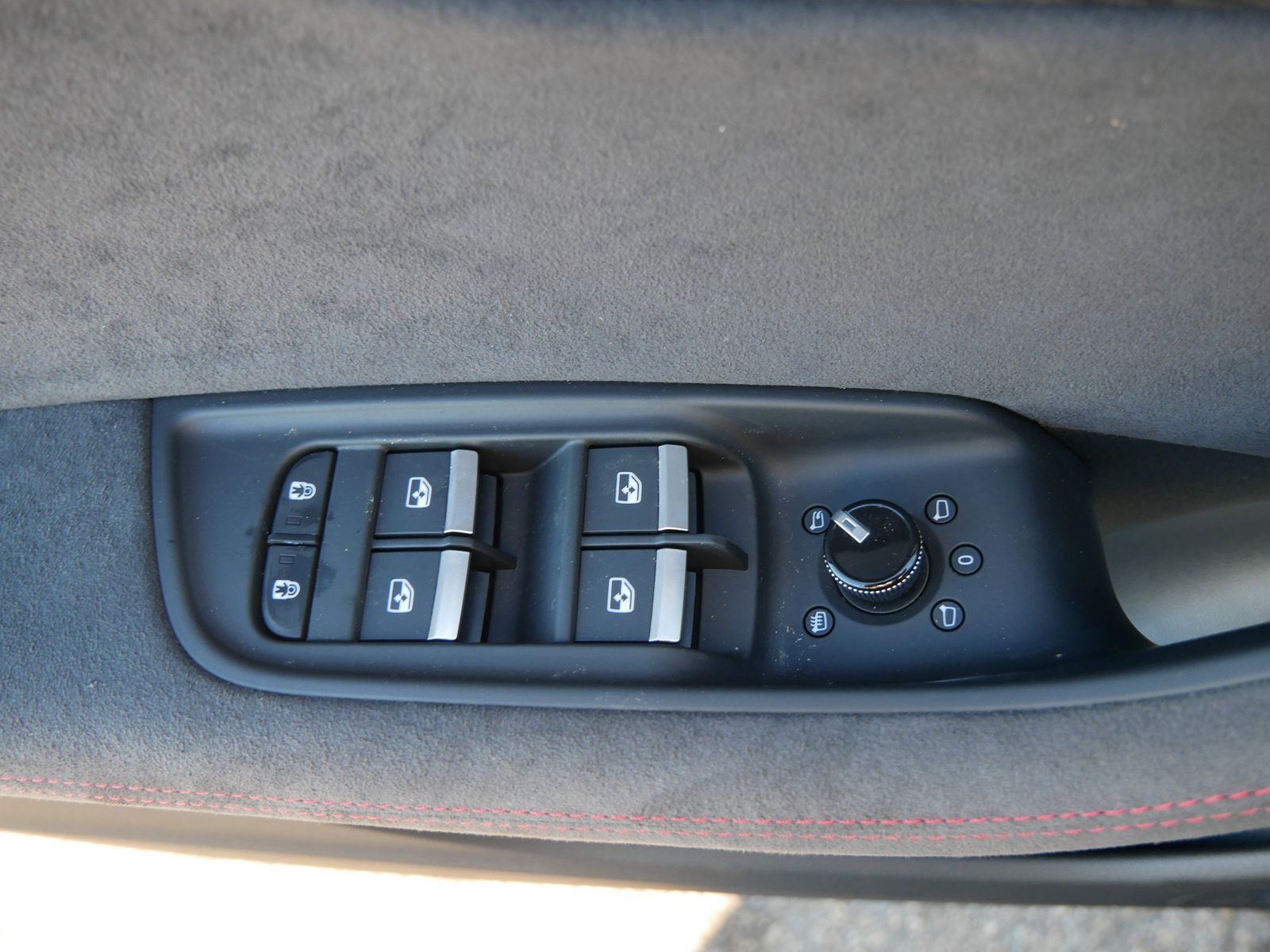 Thumbnail: 2026 Audi RS Q8 - 15