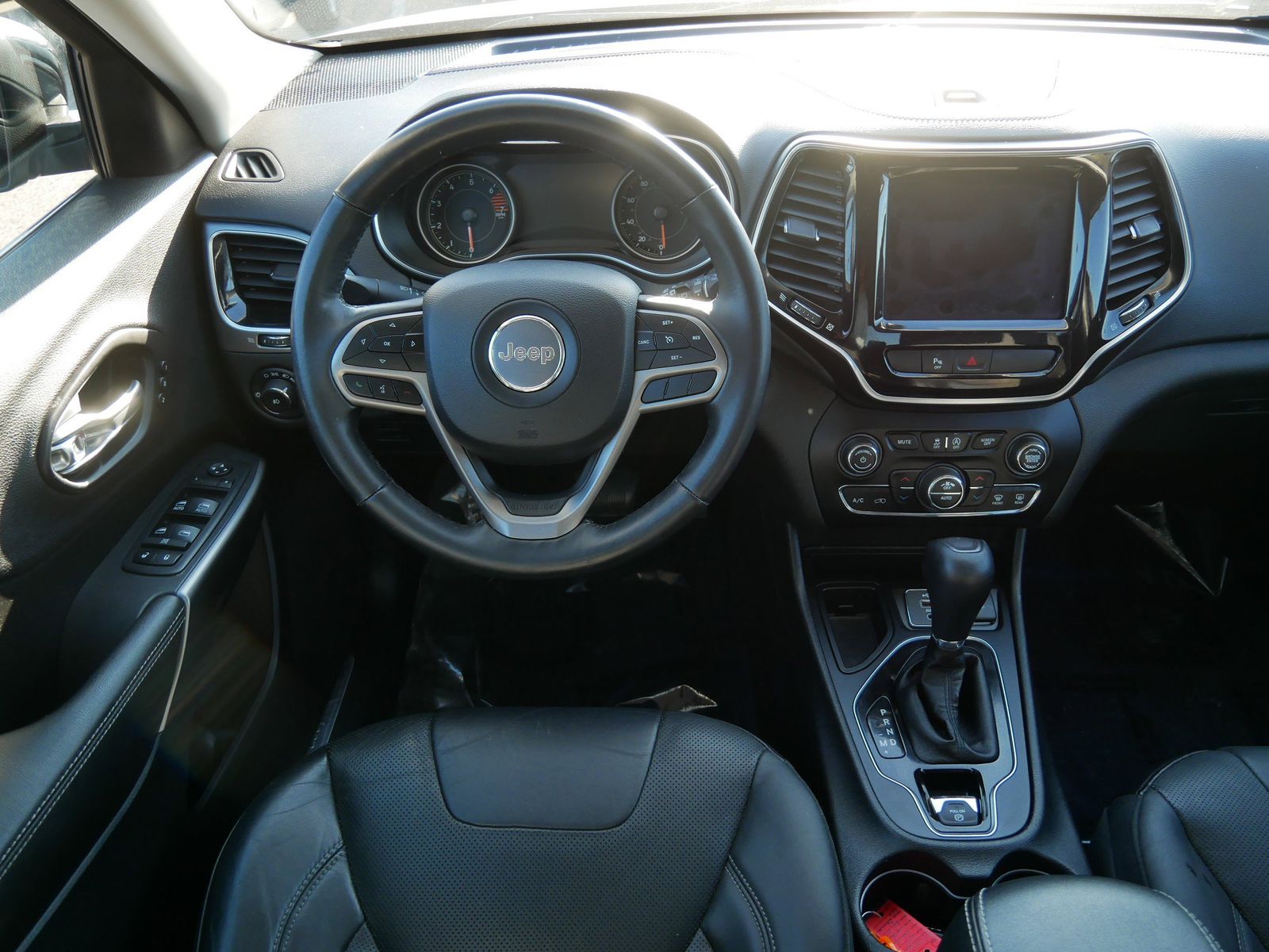 Thumbnail: 2019 Jeep Cherokee - 10