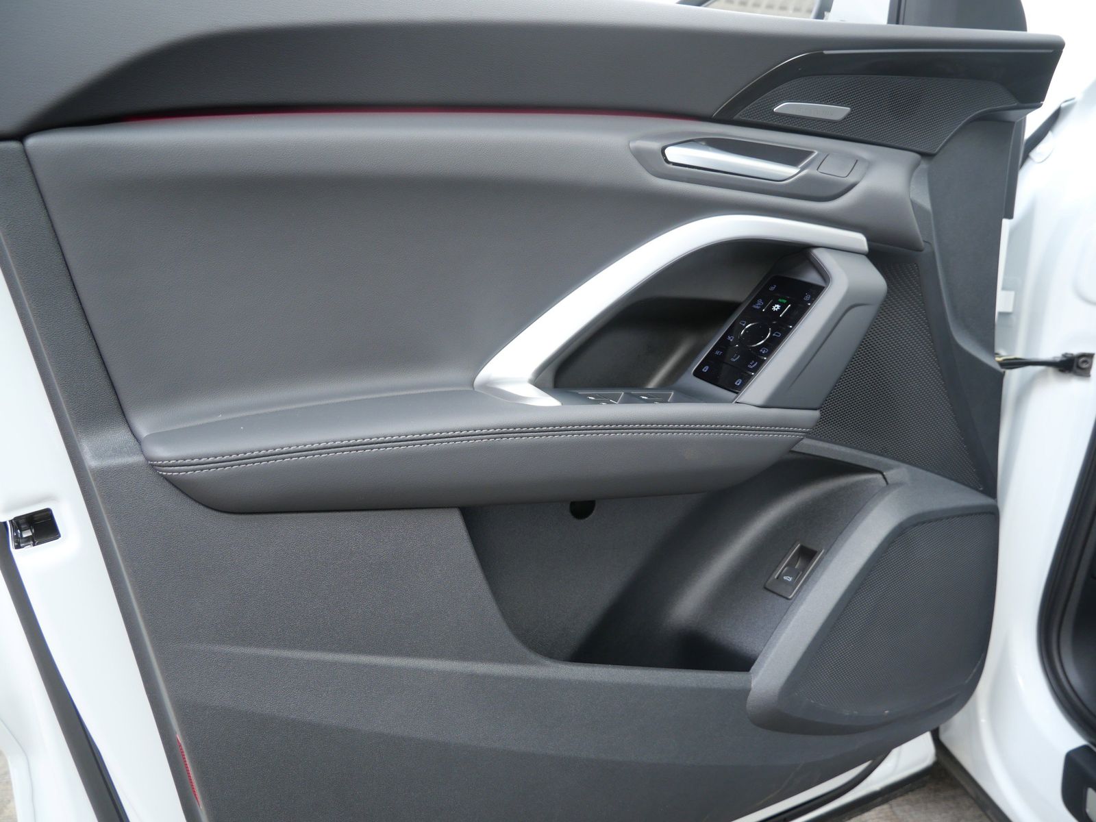 Thumbnail: 2025 Audi Q5 - 10