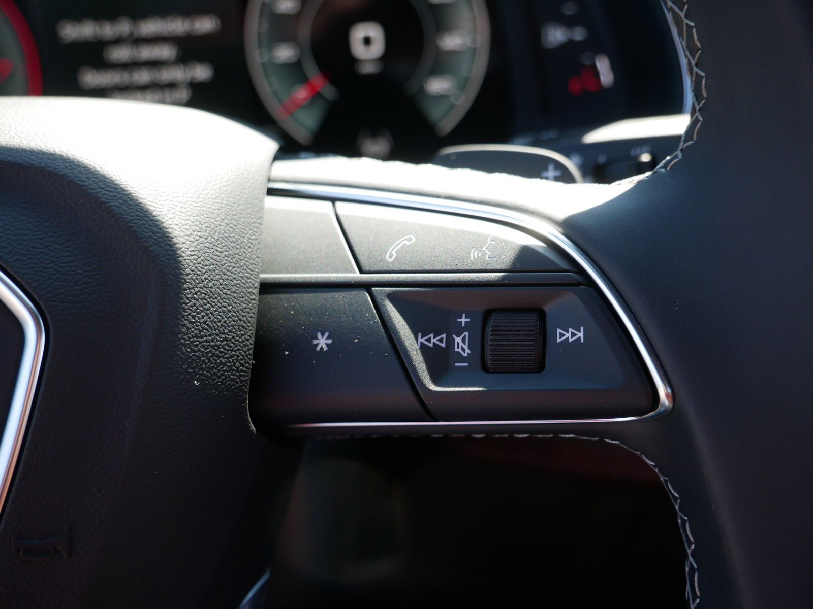 Thumbnail: 2026 Audi Q8 - 26