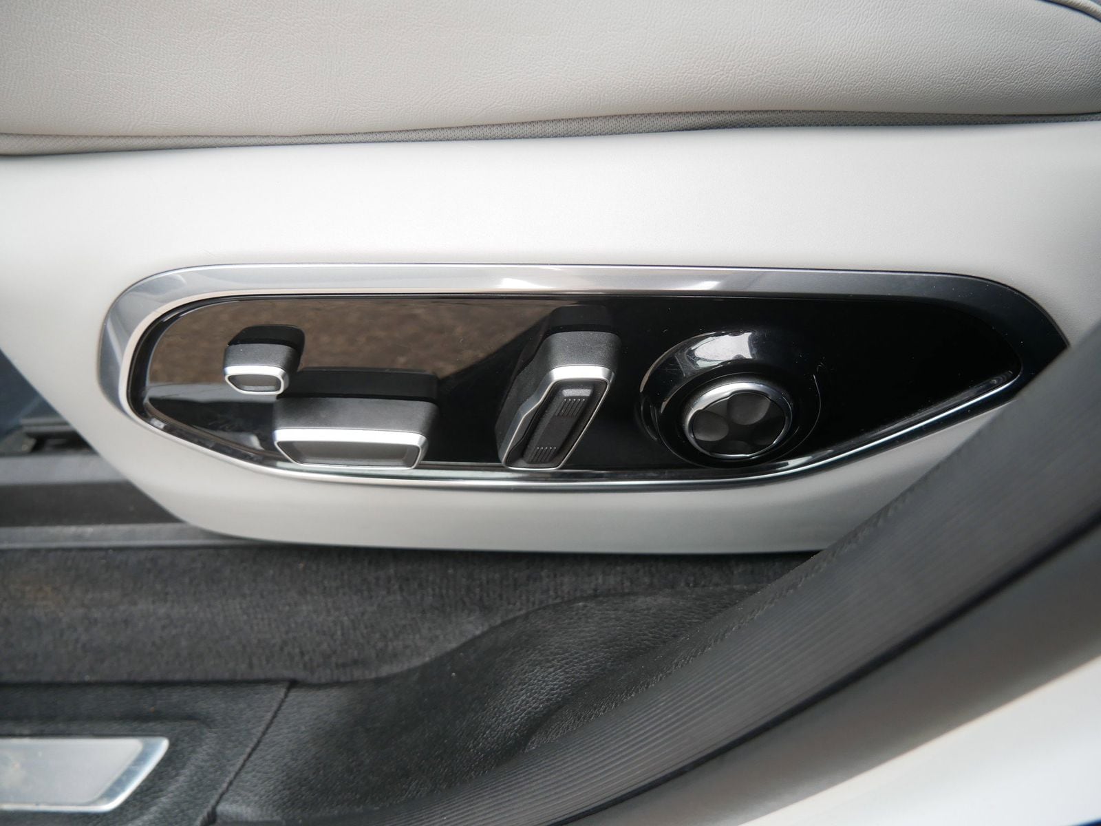 Thumbnail: 2022 Jeep Grand Cherokee - 14