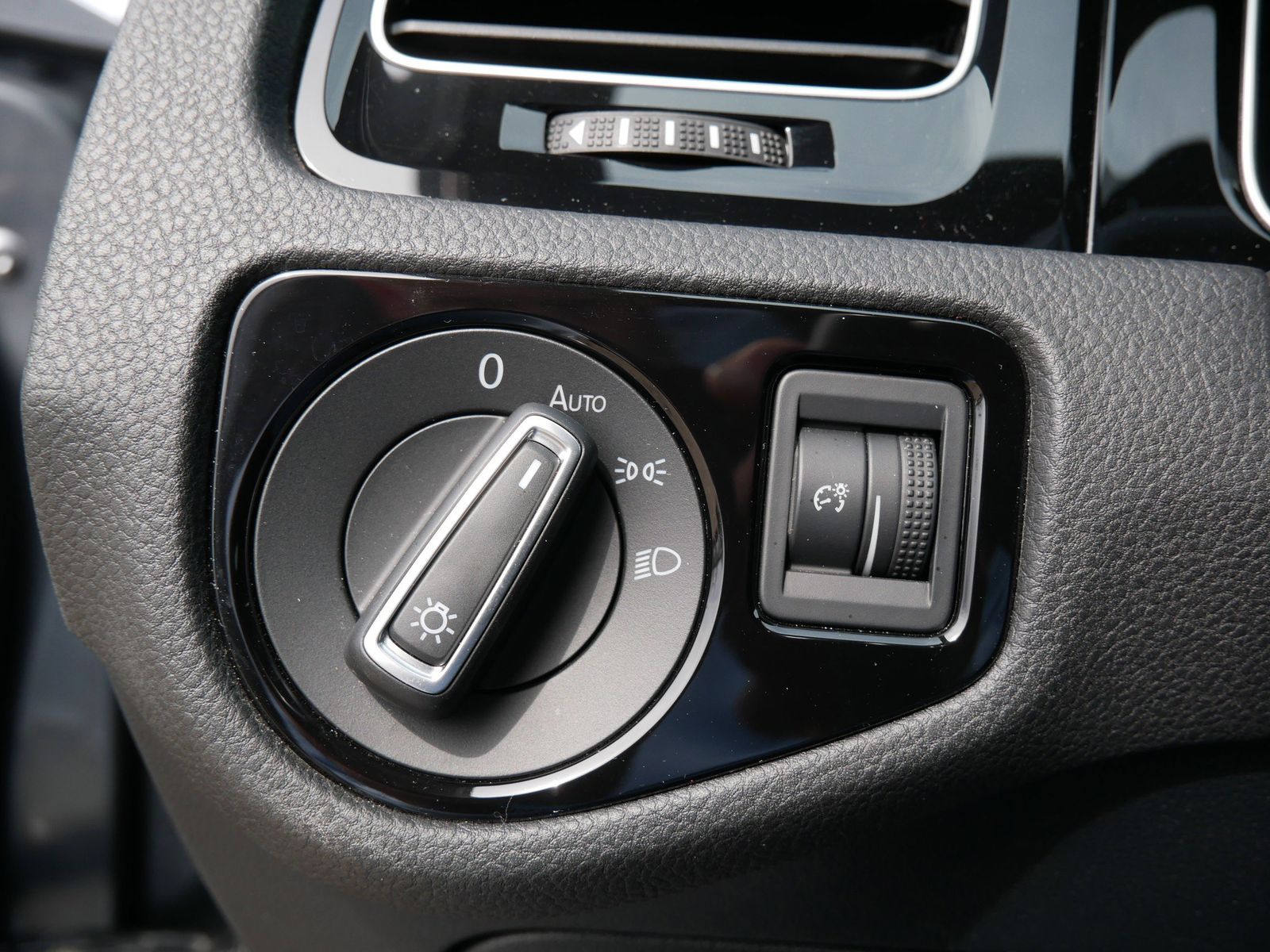 Thumbnail: 2019 Volkswagen Golf - 24