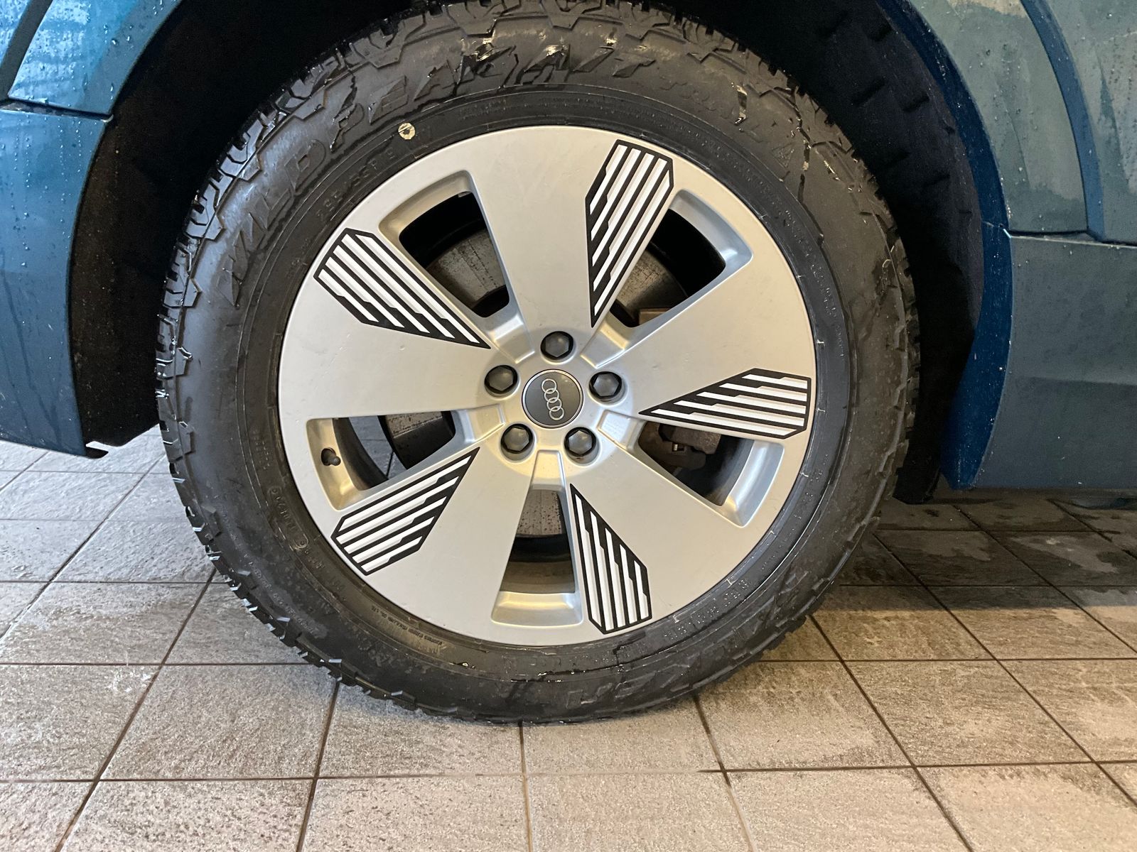 Thumbnail: 2019 Audi e-tron - 19