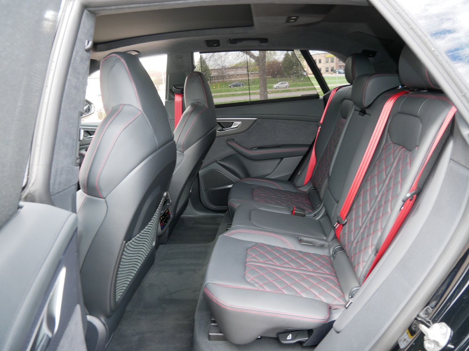 Thumbnail: 2026 Audi SQ8 - 11