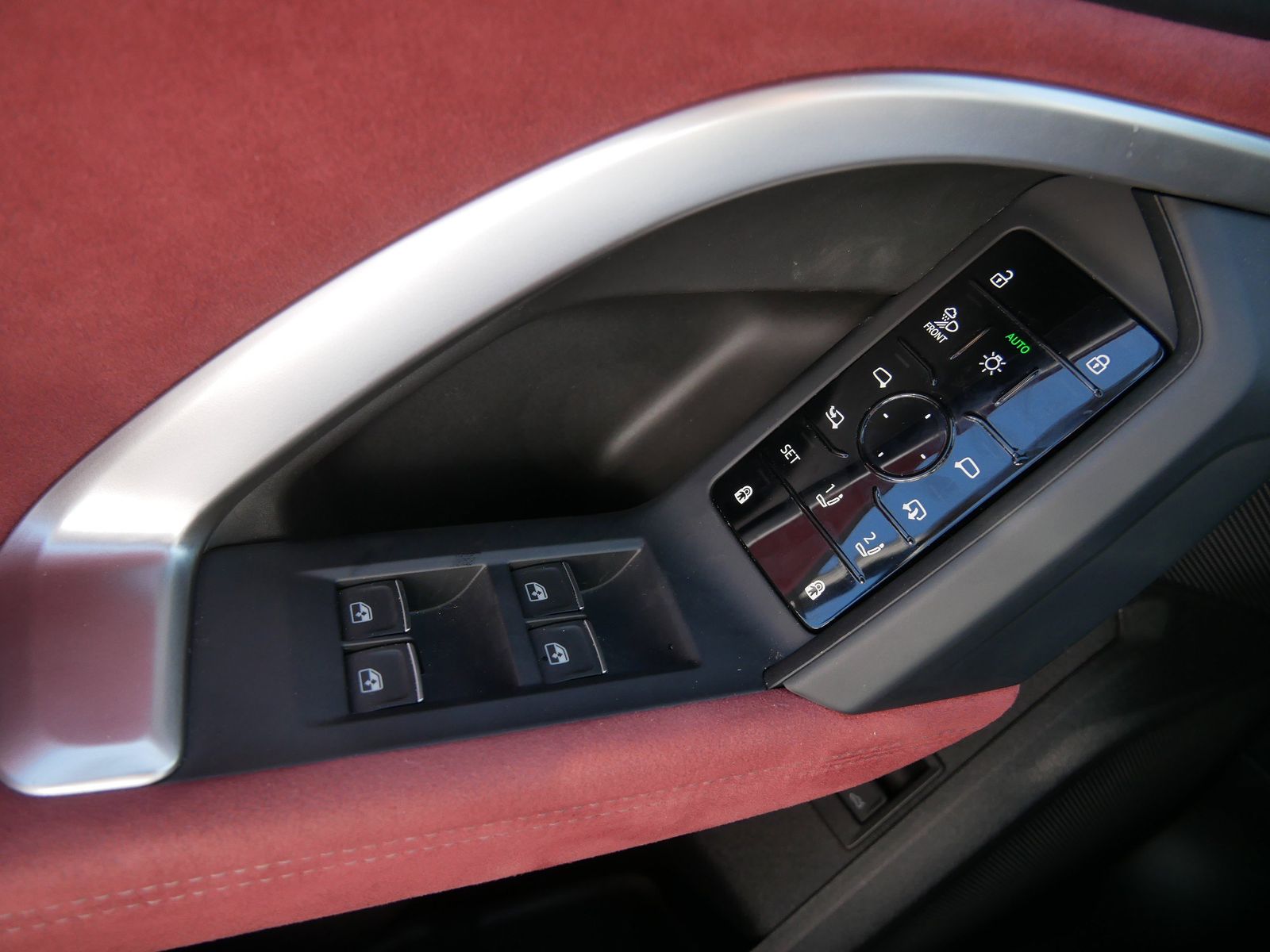 Thumbnail: 2025 Audi SQ5 - 15