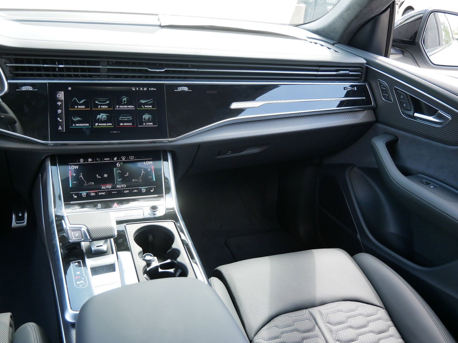 Thumbnail: 2026 Audi RS Q8 - 12