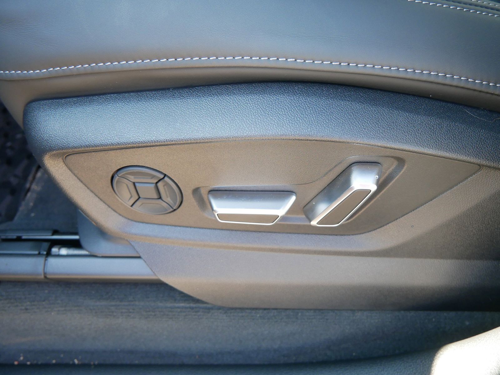 Thumbnail: 2026 Audi SQ7 - 13