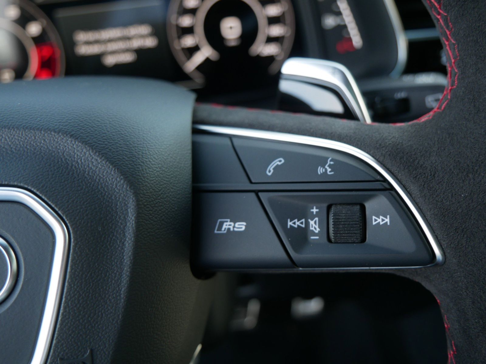 Thumbnail: 2026 Audi RS Q8 - 30