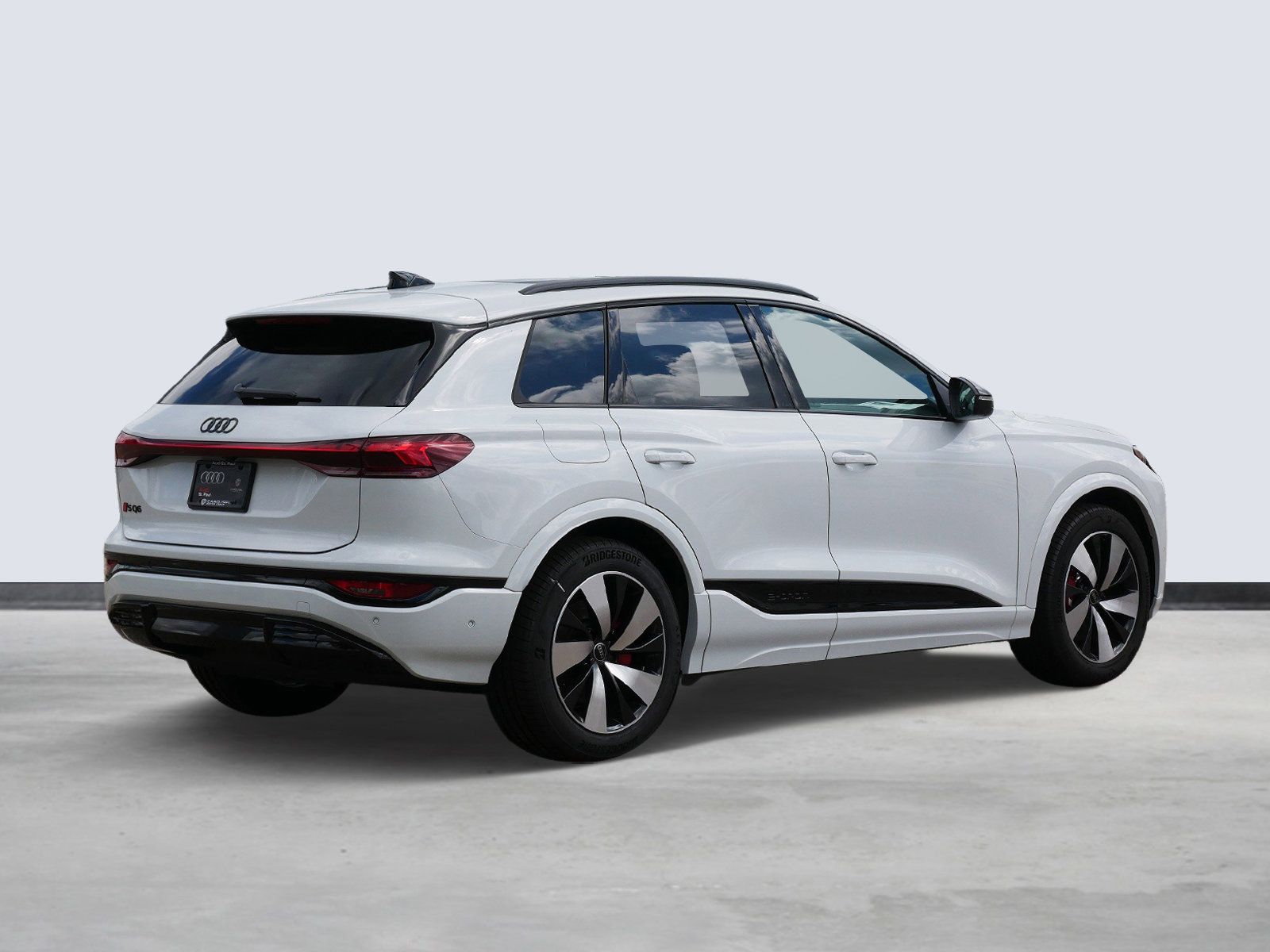 Thumbnail: 2025 Audi SQ6 e-tron - 4