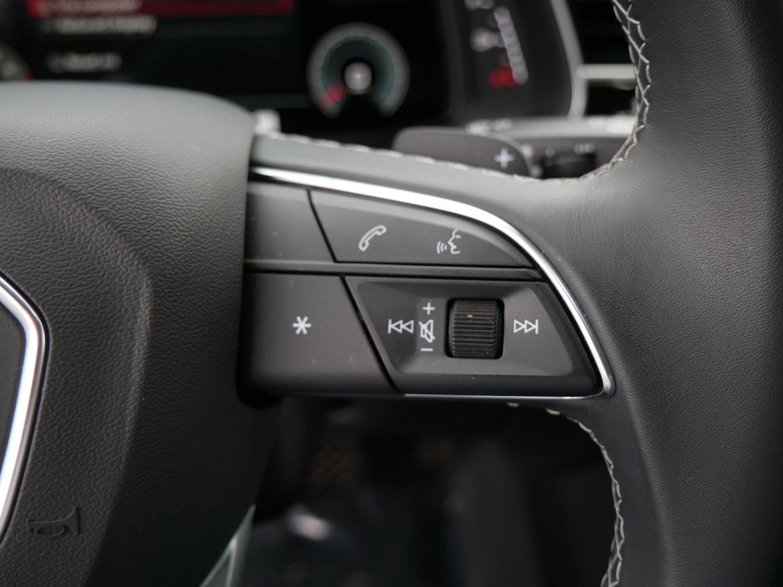 Thumbnail: 2025 Audi Q8 - 22