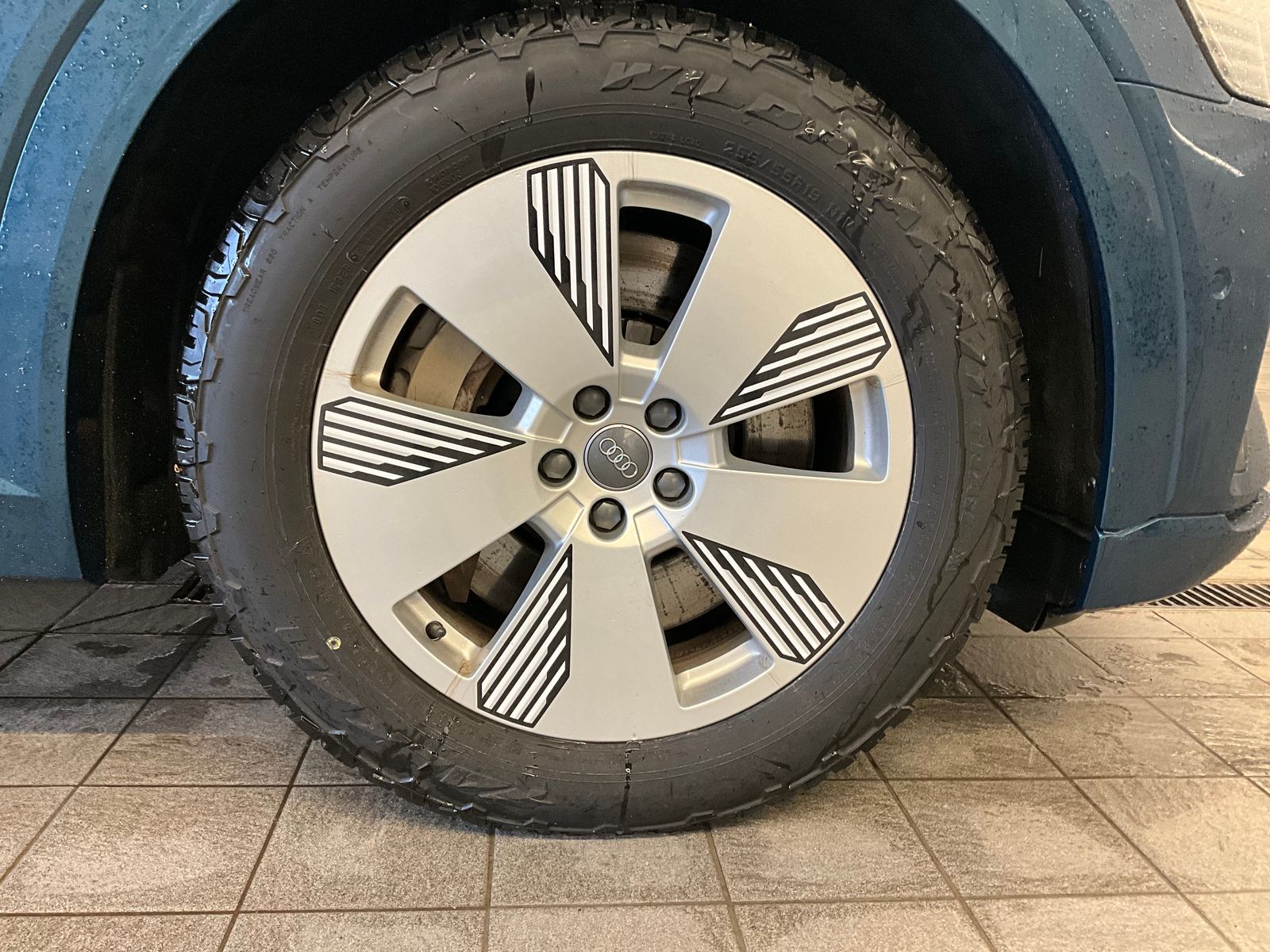 Thumbnail: 2019 Audi e-tron - 18