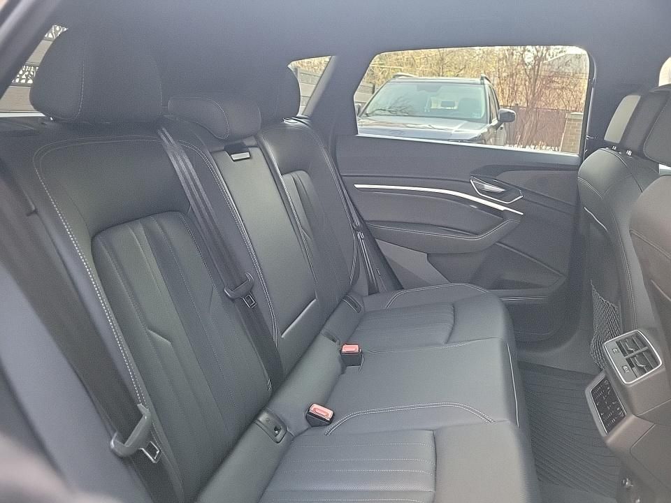 Thumbnail: 2023 Audi e-tron - 10