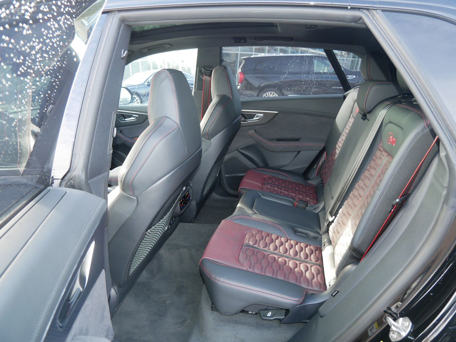 Thumbnail: 2026 Audi RS Q8 - 11