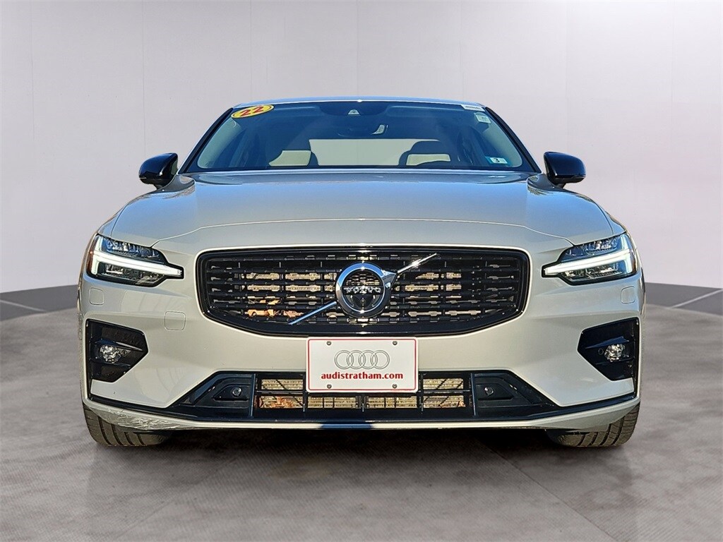 2022 Volvo S60 B5 Momentum photo 2