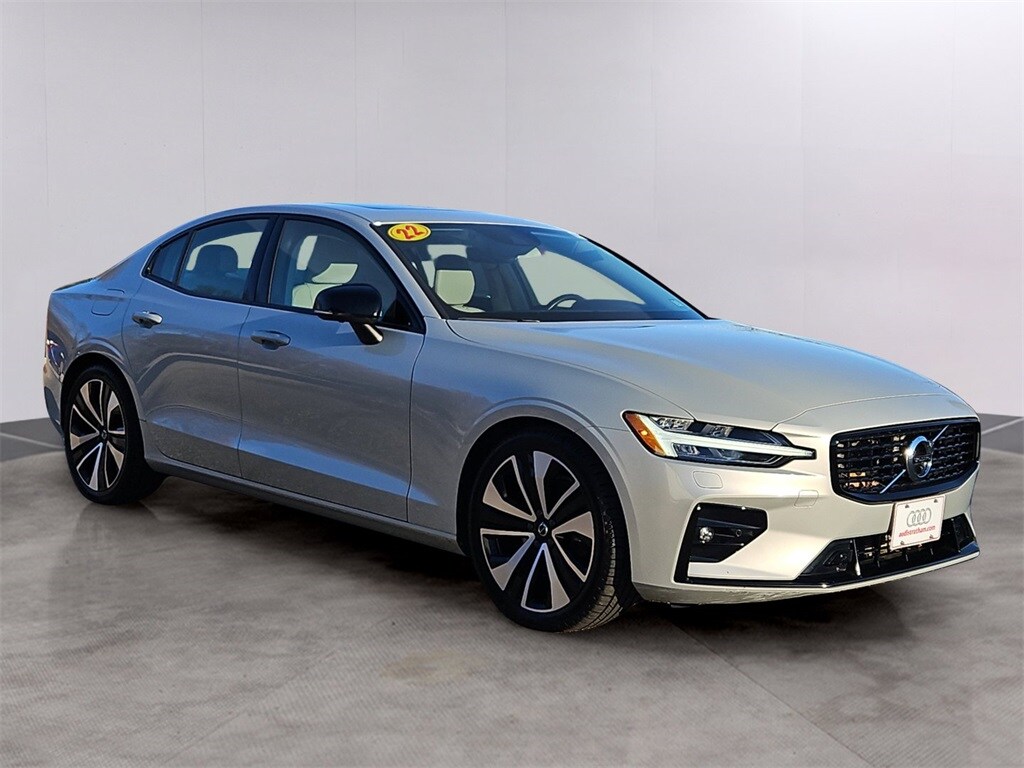 2022 Volvo S60 B5 Momentum photo 3