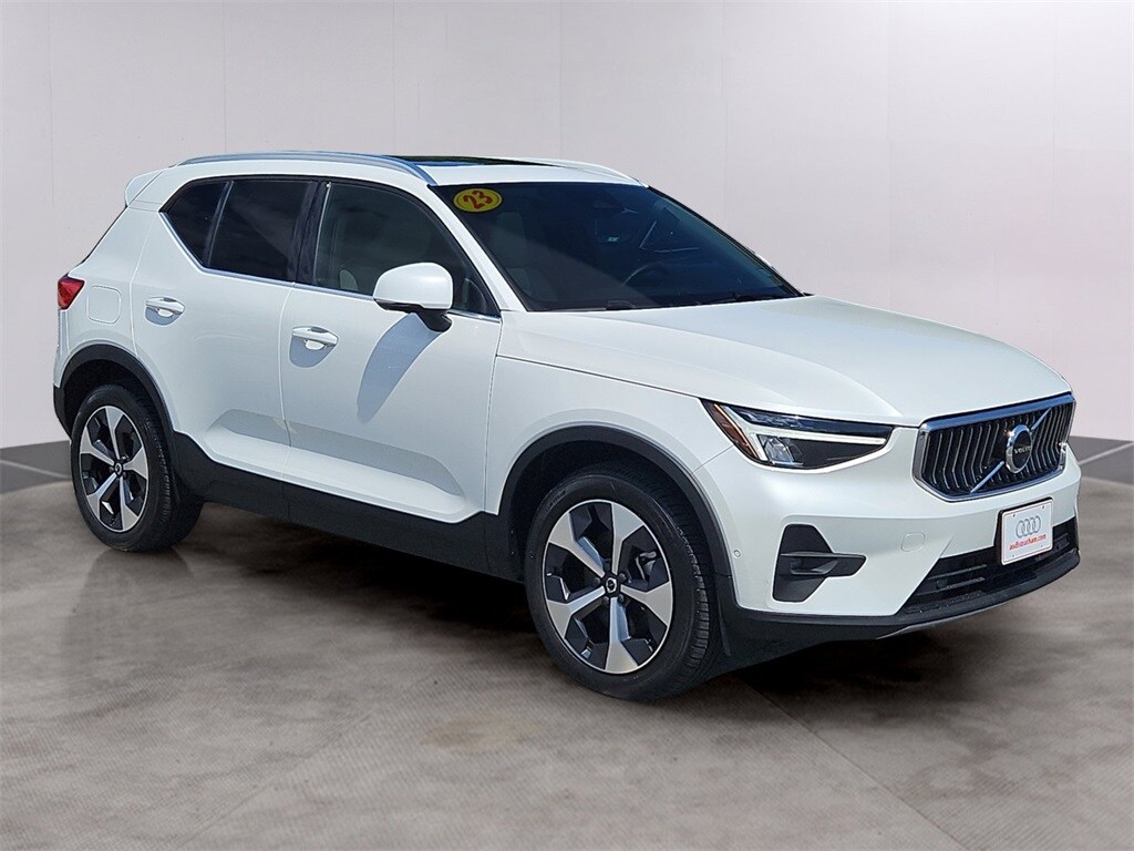 2023 Volvo XC40 Plus photo 3