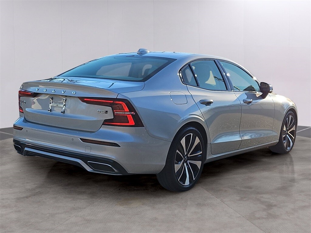 2022 Volvo S60 B5 Momentum photo 4