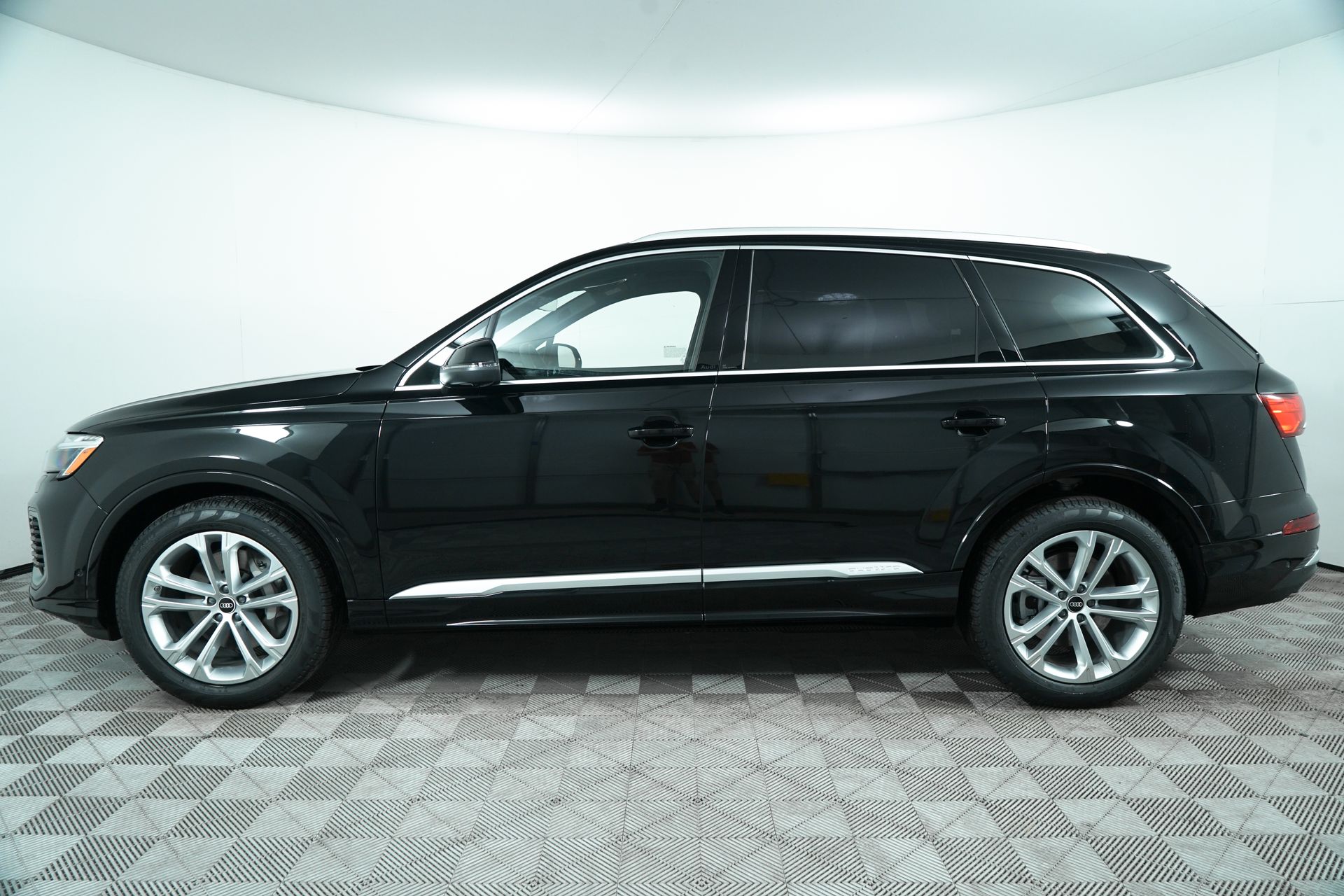 2025 Audi Q7 55 Prestige photo 4