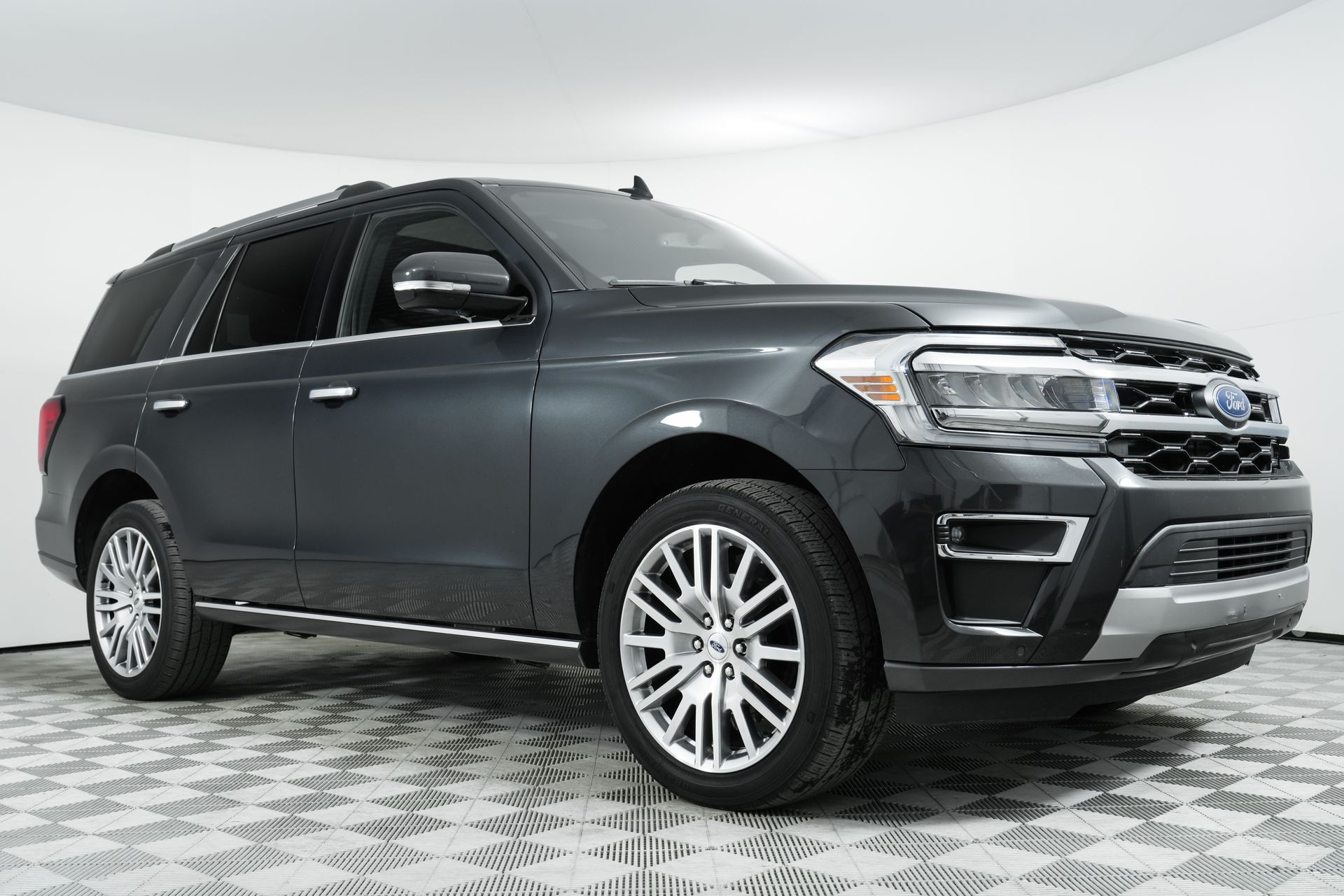 2024 Ford Expedition Limited's photo