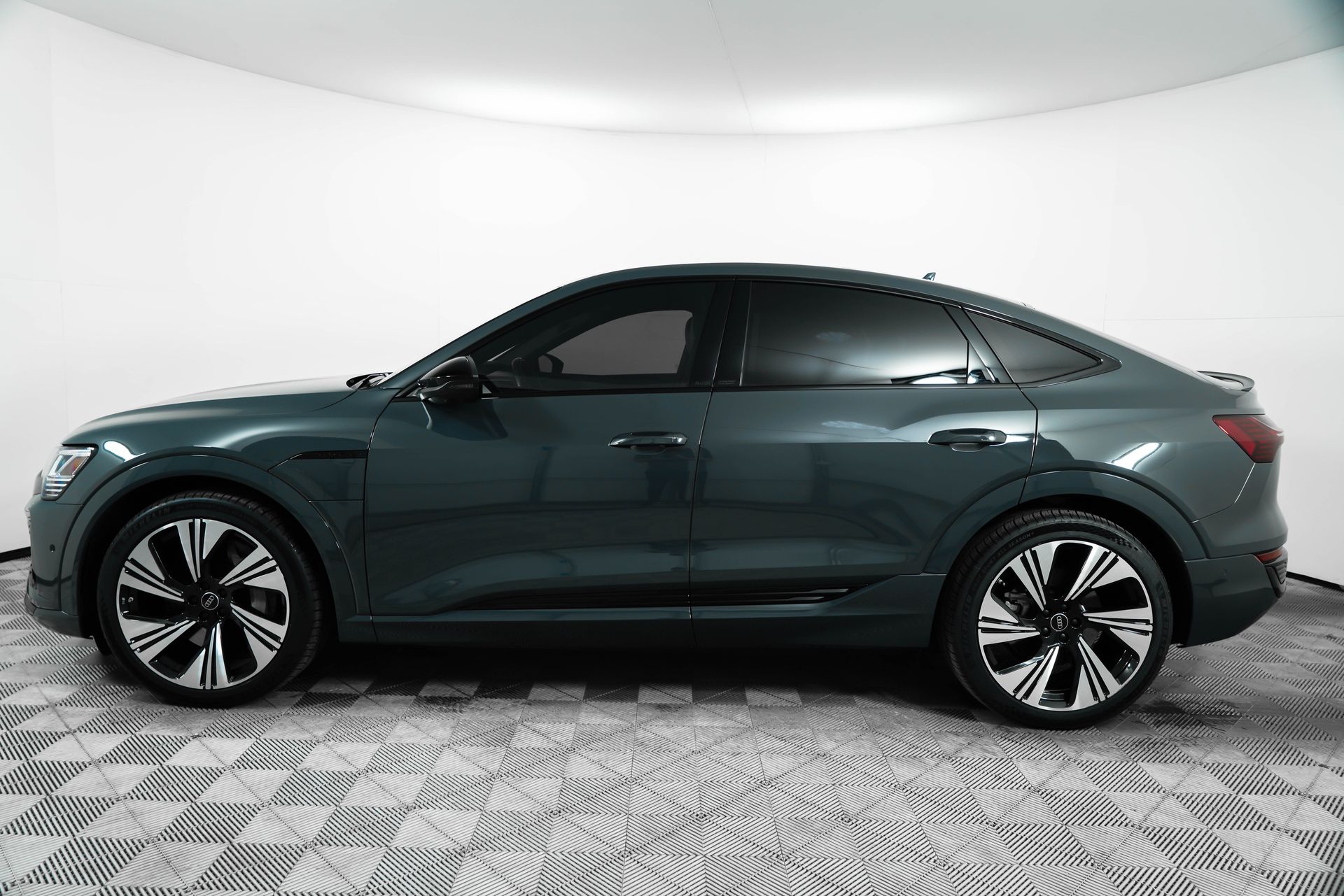 2024 Audi Q8 E-tron Prestige photo 4