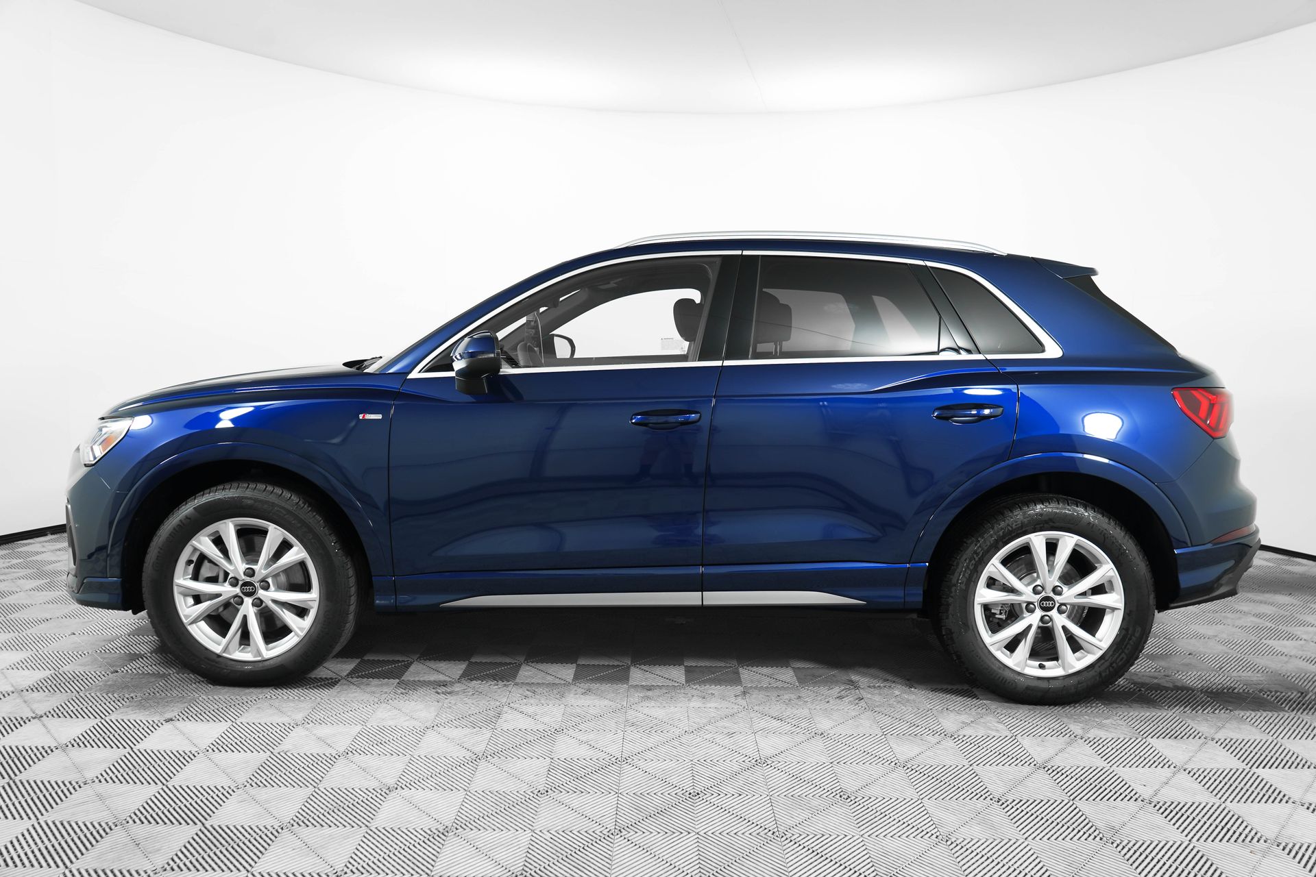 2025 Audi Q3 45 TFSI S line Premium Plus photo 4