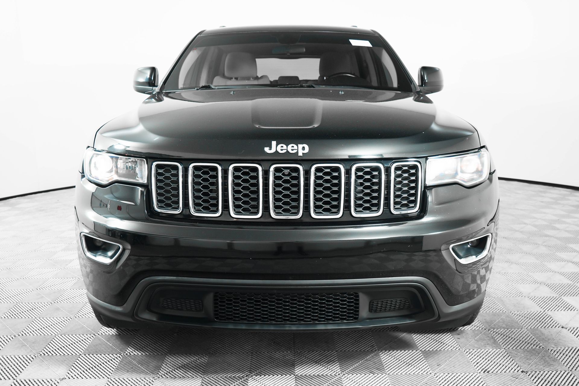 Used 2018 Jeep Grand Cherokee Laredo E with VIN 1C4RJEAG6JC171316 for sale in Stuart, FL