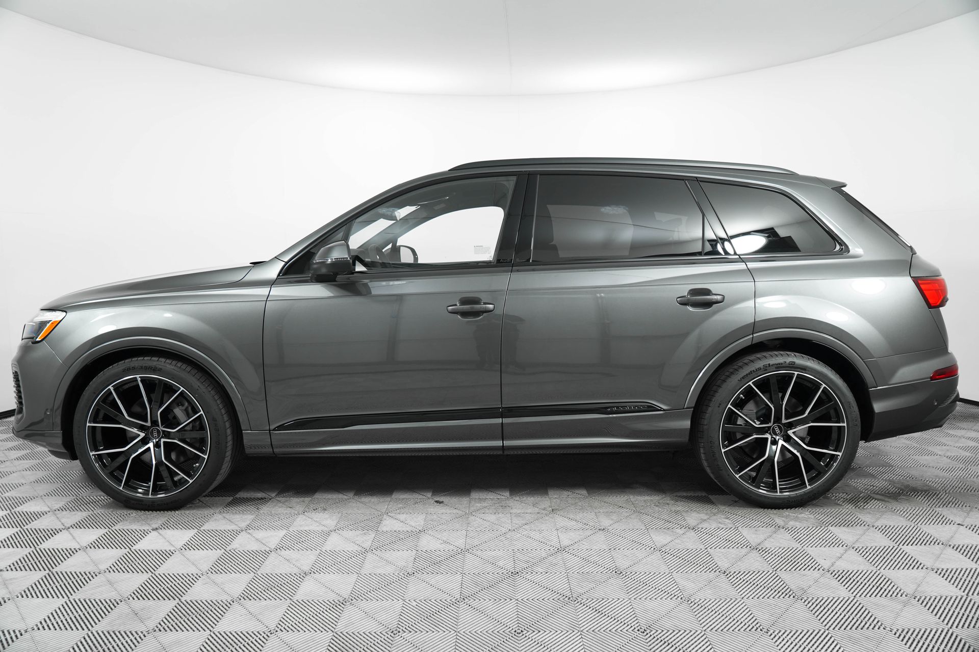 2025 Audi Q7 55 Premium Plus photo 4