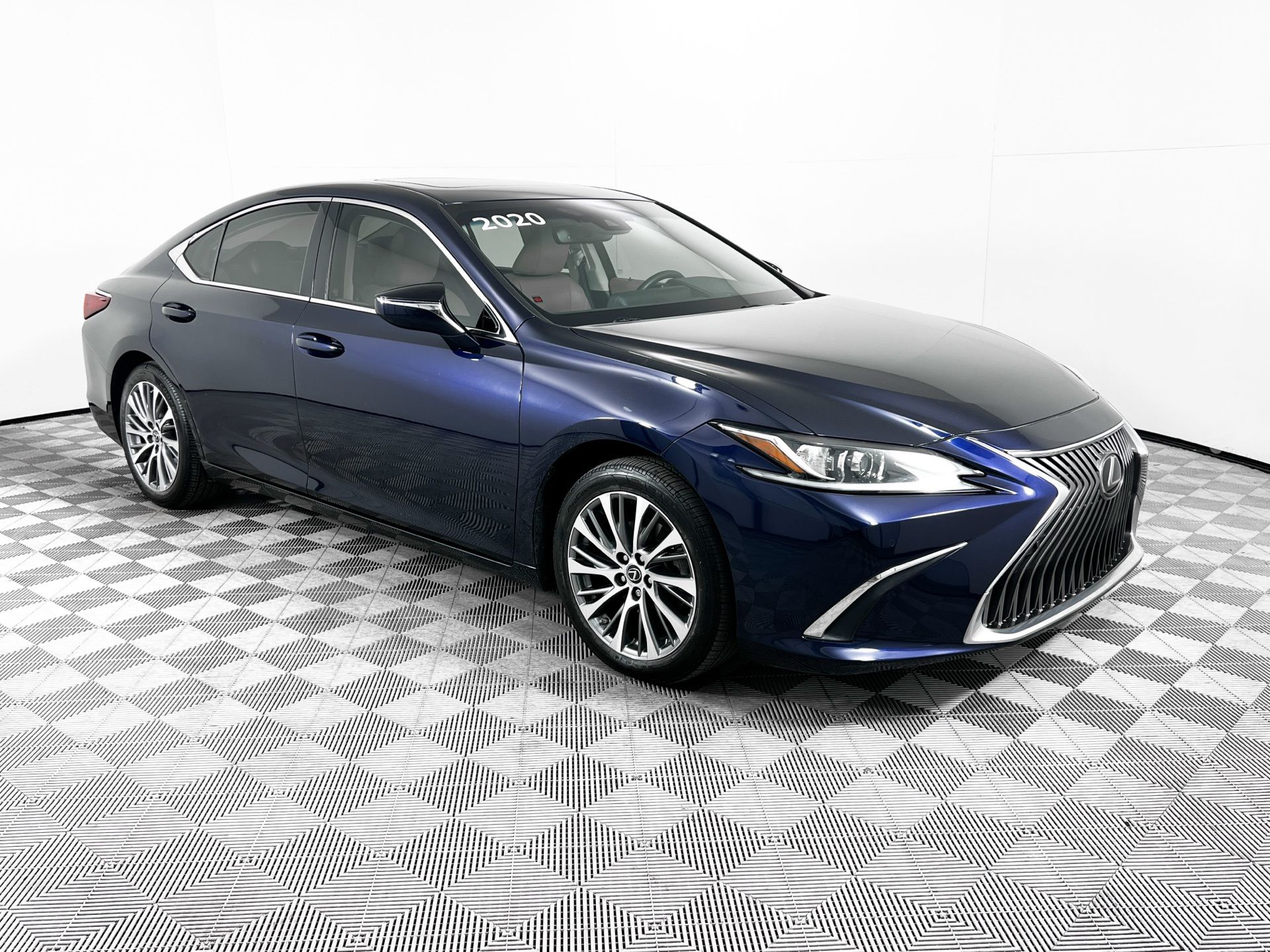 2020 Lexus ES 350's photo