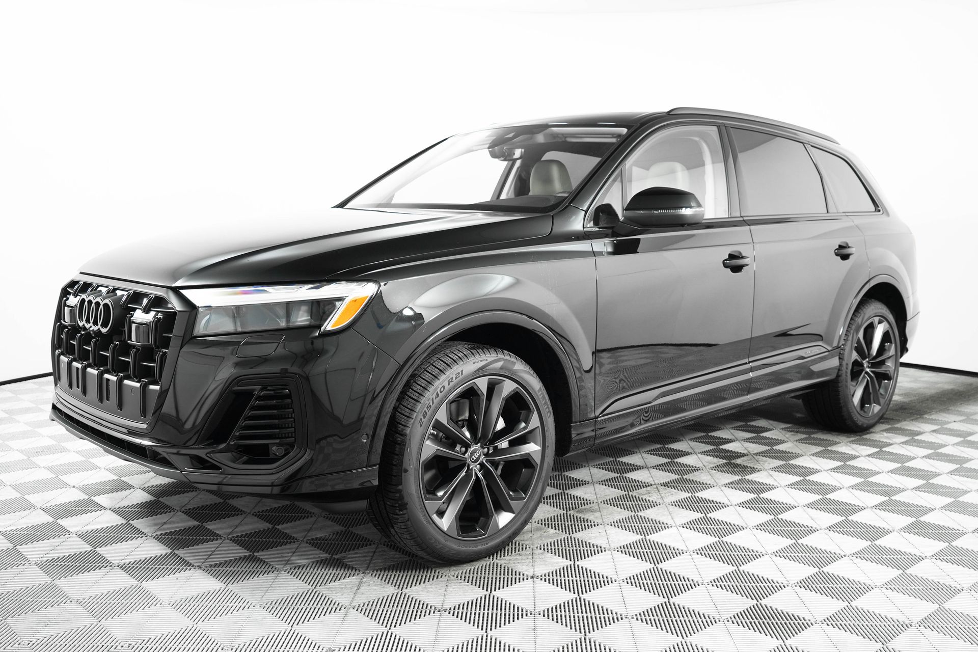 2025 Audi Q7 55 Premium Plus photo 3