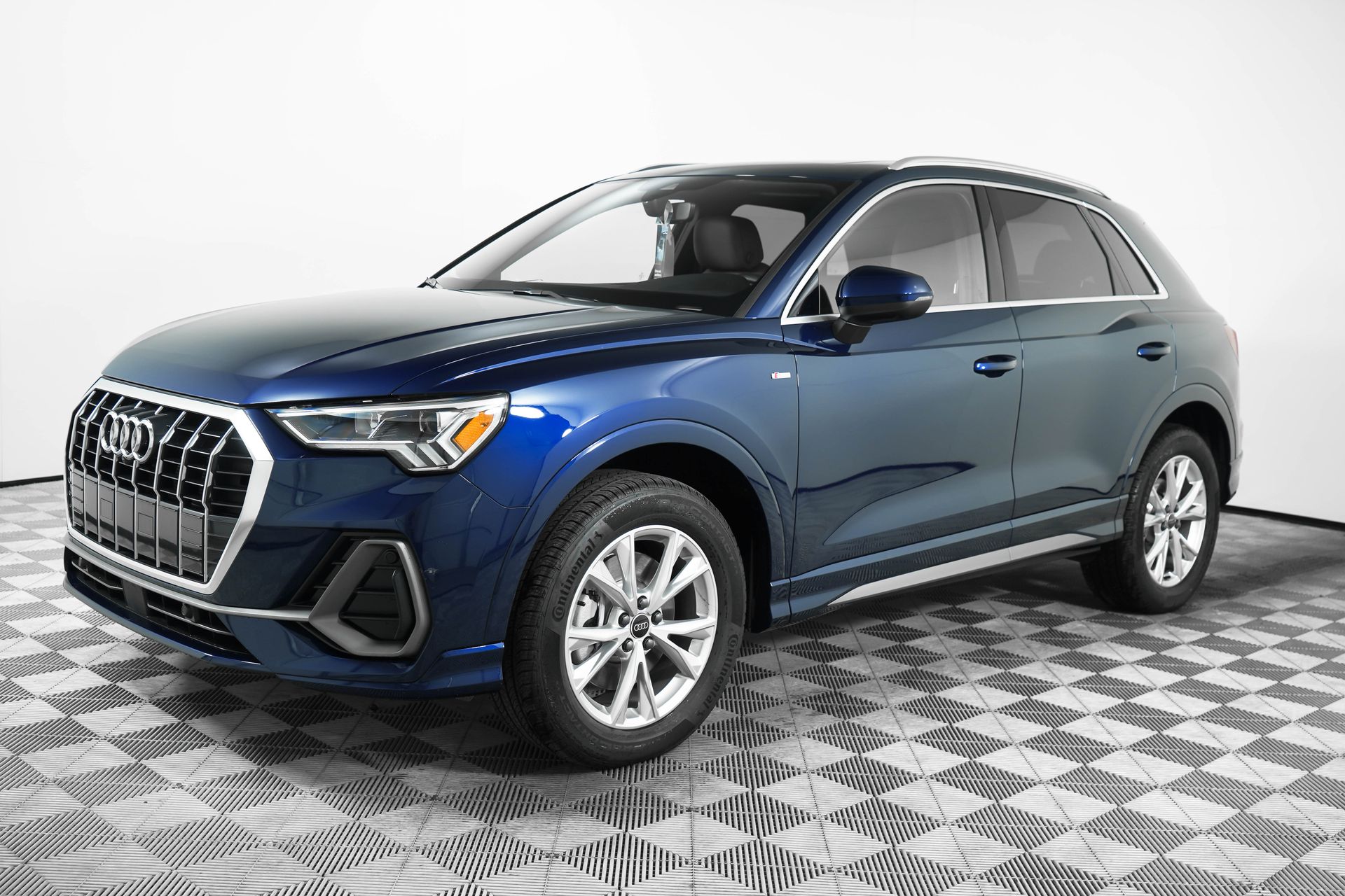 2025 Audi Q3 45 TFSI S line Premium Plus photo 3