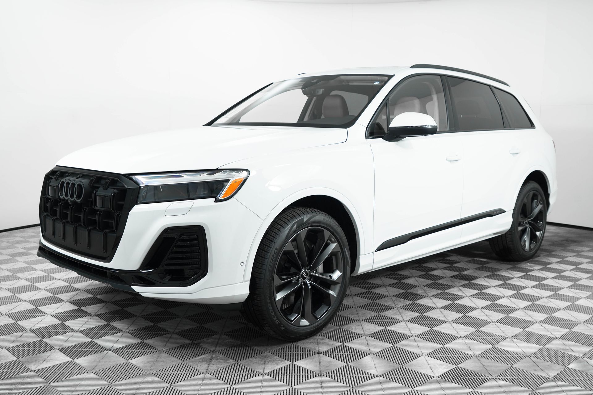 2025 Audi Q7 55 Premium Plus photo 2