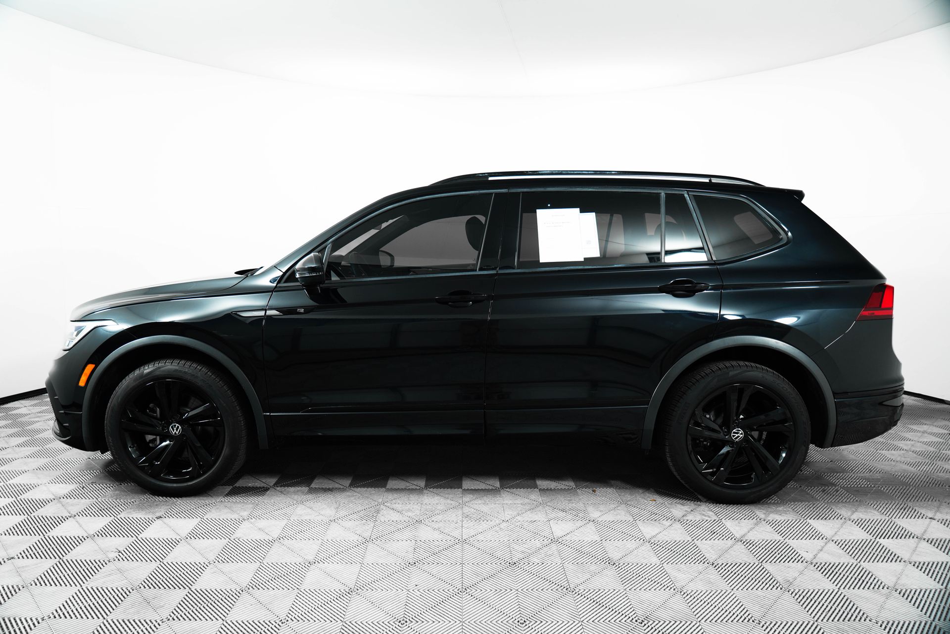 2024 Volkswagen Tiguan SE R-Line Black photo 4