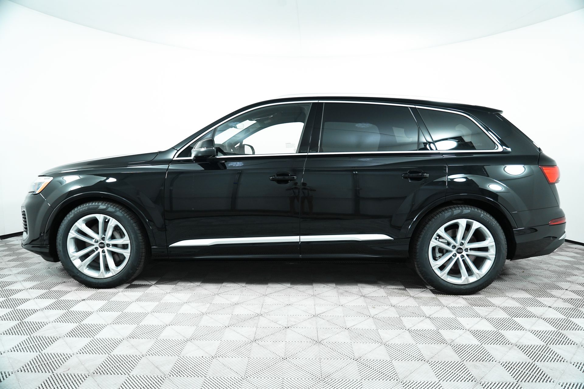 2025 Audi Q7 55 Prestige photo 4