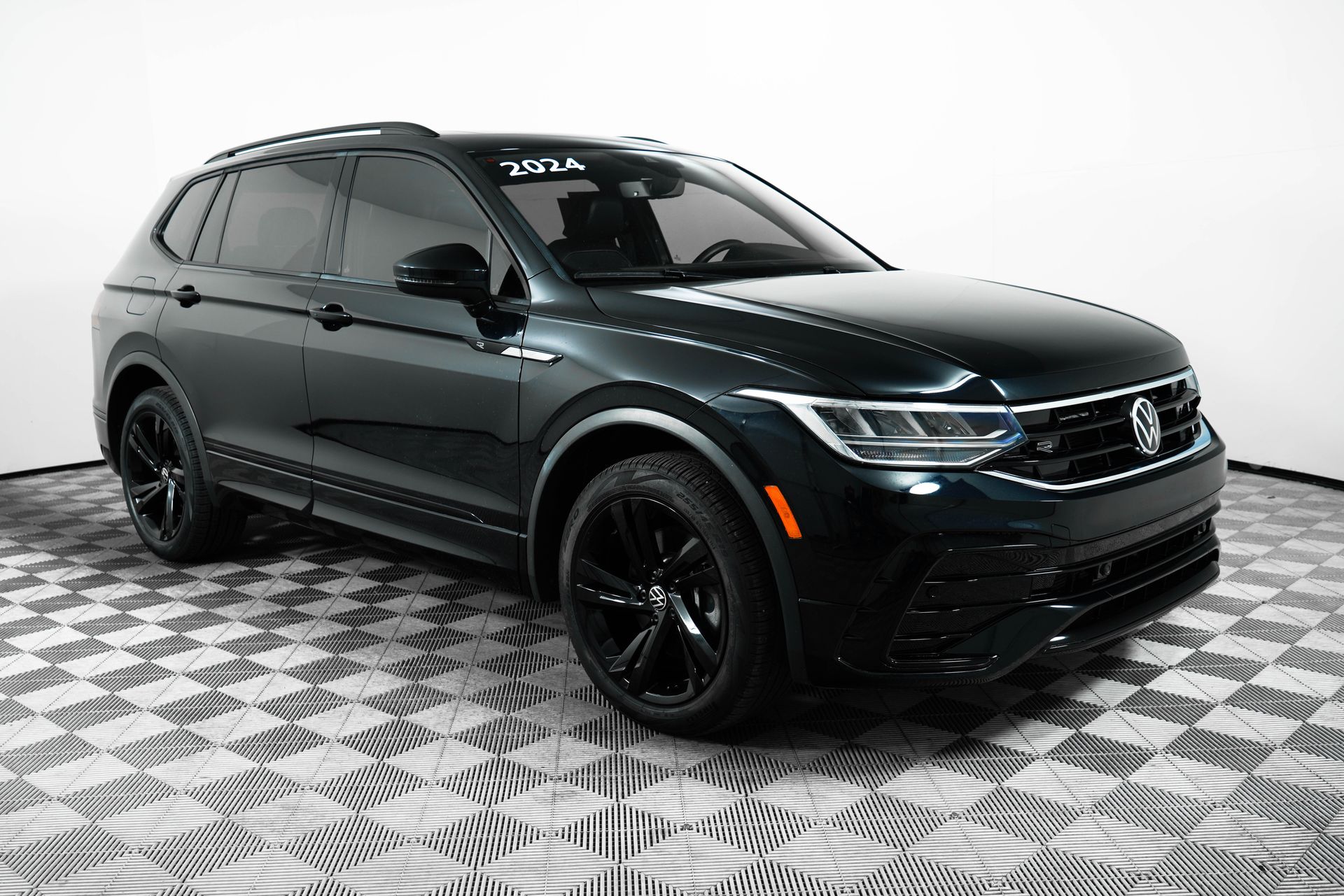 2024 Volkswagen Tiguan SE R-LINE BLACK's photo