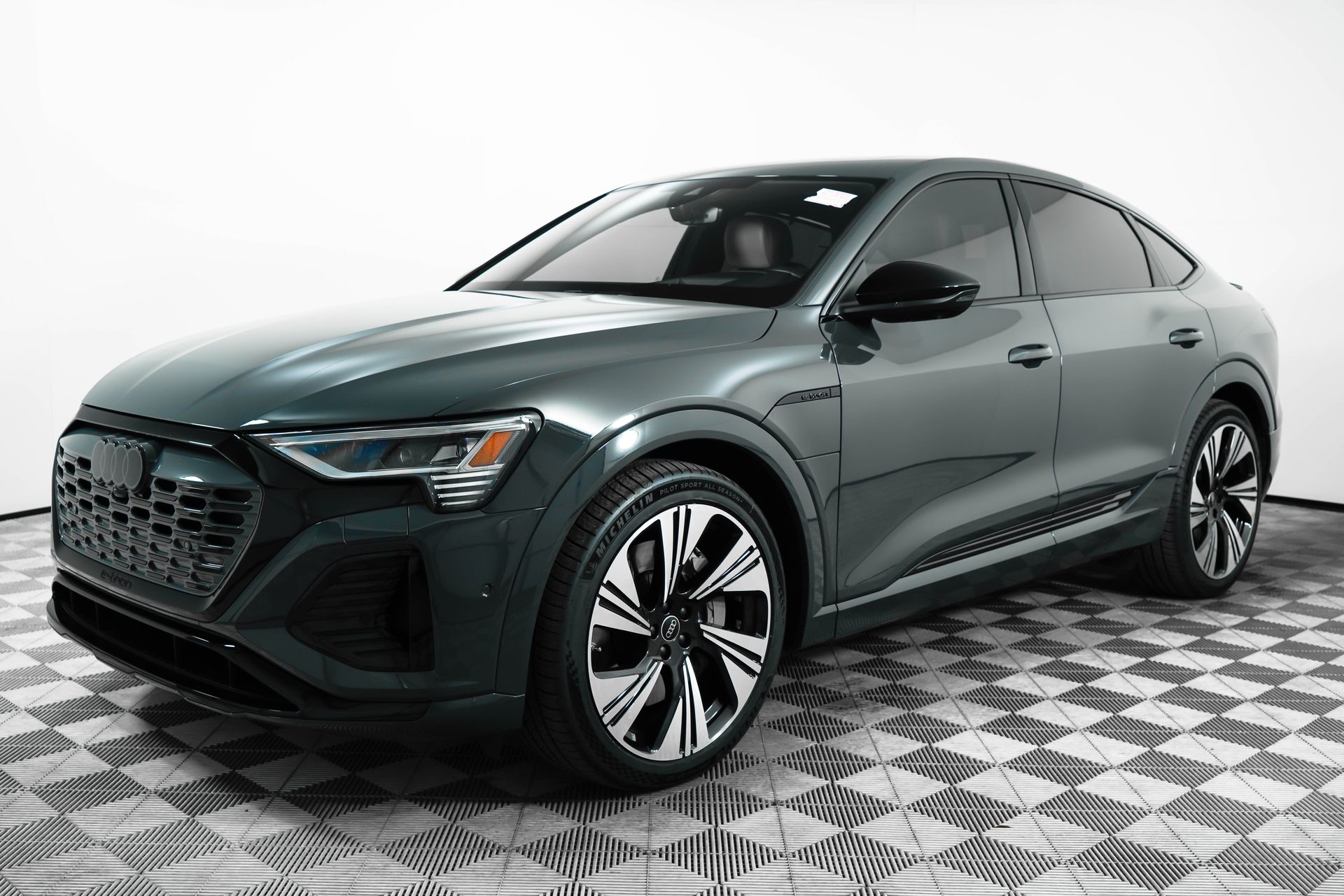 2024 Audi Q8 E-tron Prestige photo 3