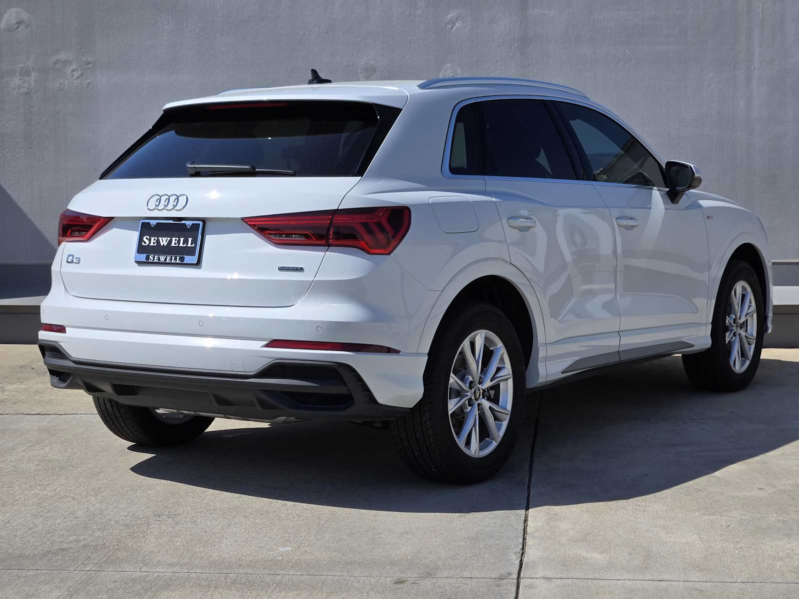 2025 Audi Q3 45 TFSI S line Premium photo 4