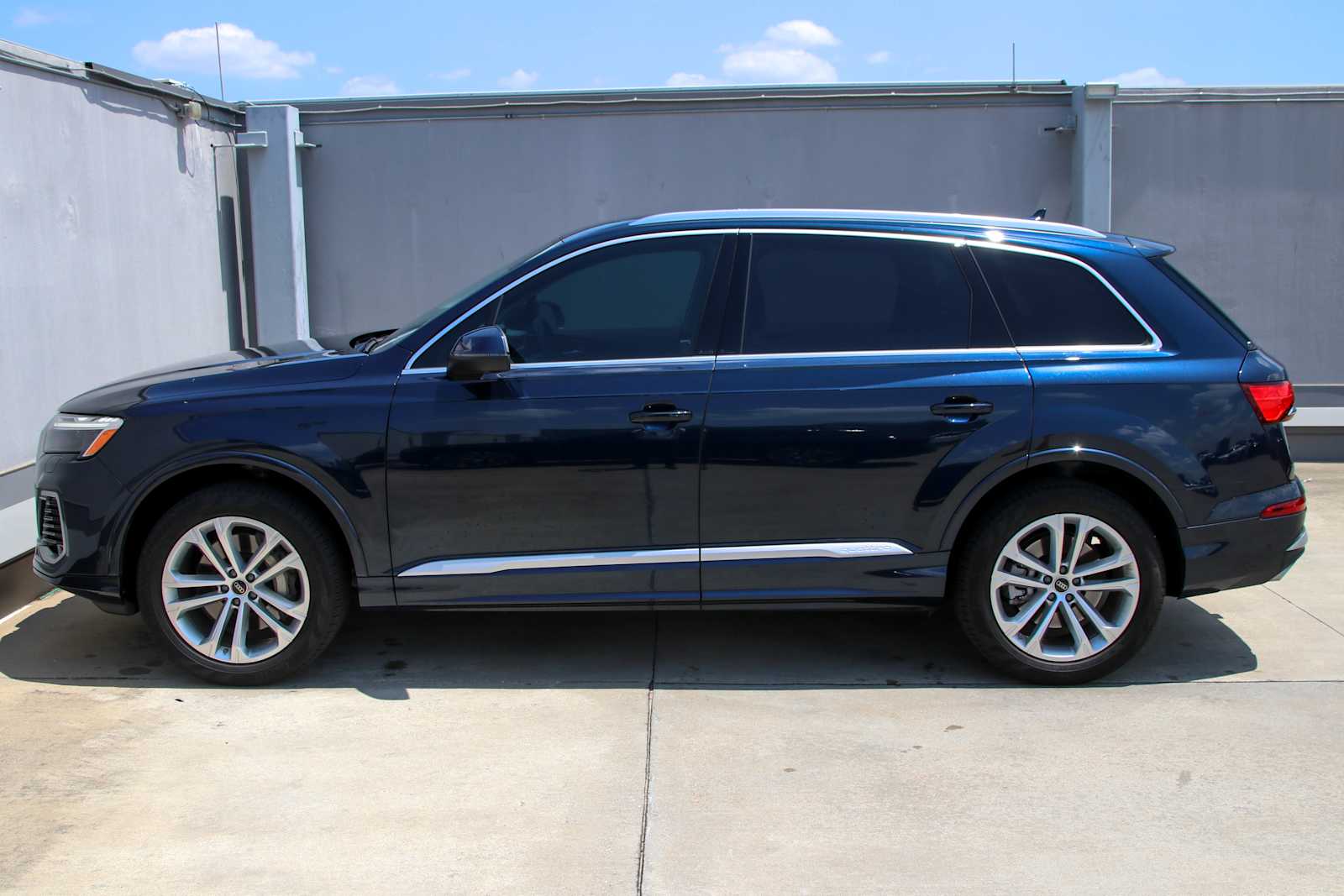 2025 Audi Q7 45 Premium Plus photo 2