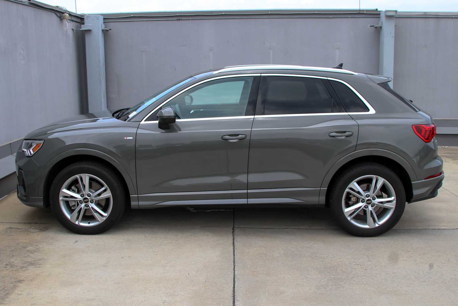 2024 Audi Q3 45 TFSI S line Premium Plus photo 2
